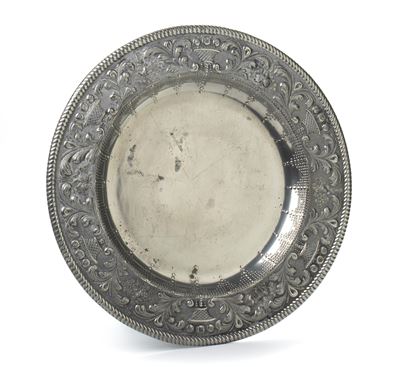 Vassoio Rotondo in Metallo Argentato con Tesa Decorata a Rilievo da Cornucopie tra Racemi