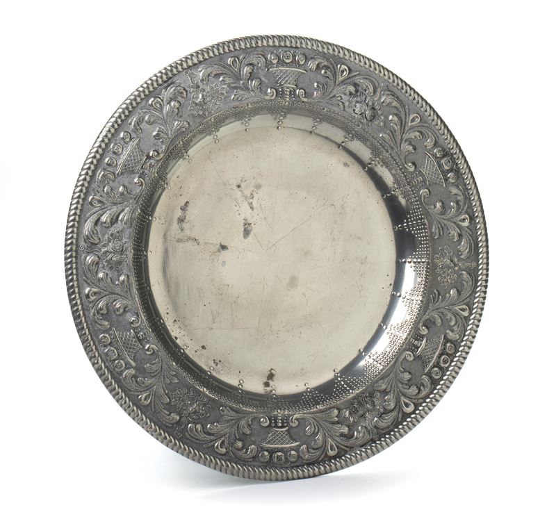 Vassoio Rotondo in Metallo Argentato con Tesa Decorata a Rilievo da Cornucopie tra Racemi