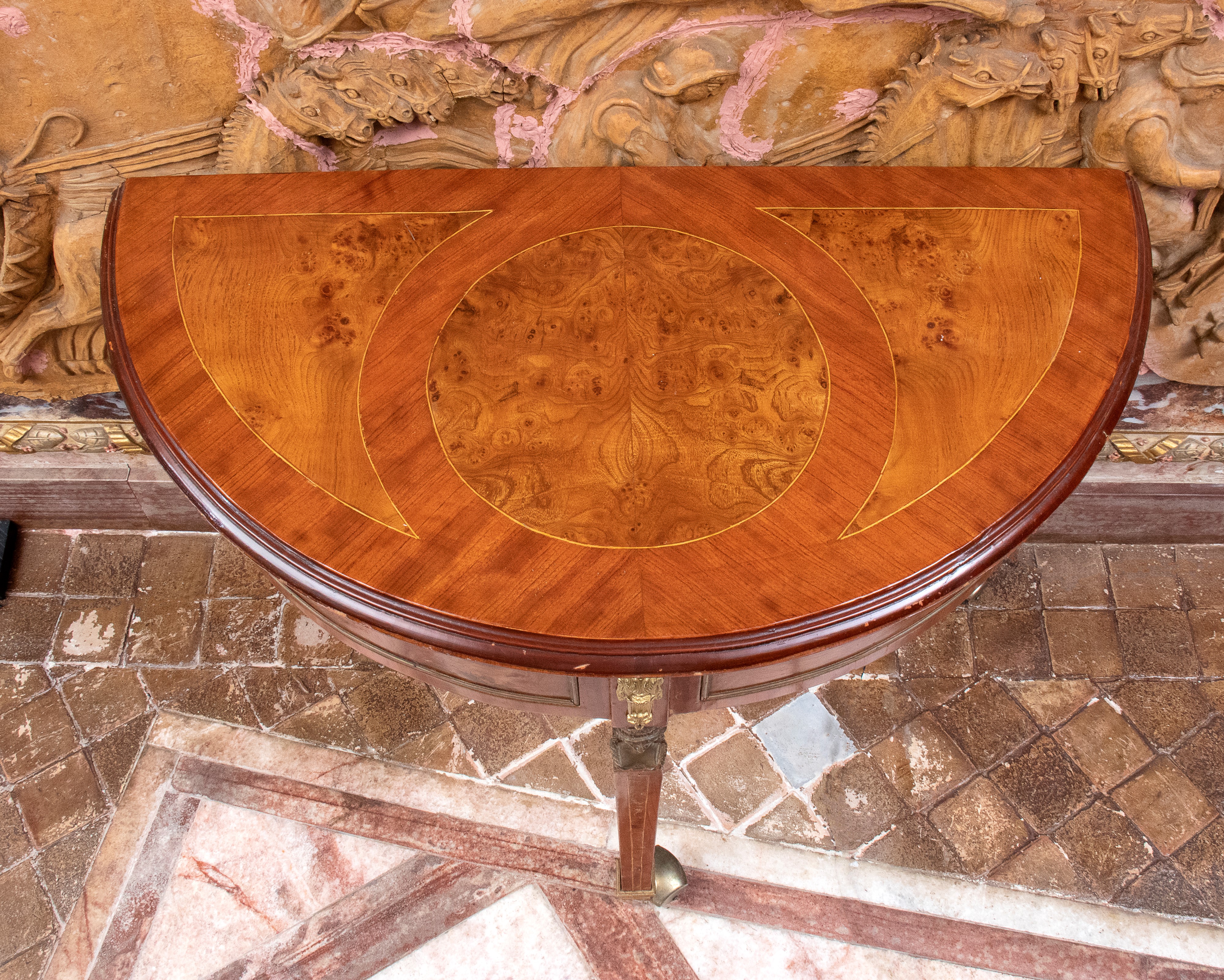 Consolle da muro stile Luigi XVI con inserti in ottone dorato.