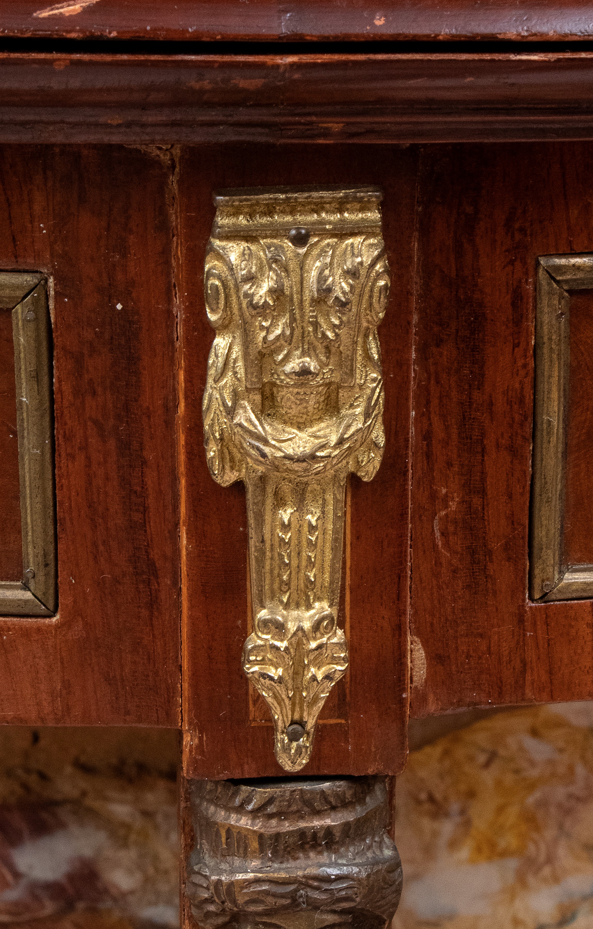 Consolle da muro stile Luigi XVI con inserti in ottone dorato.