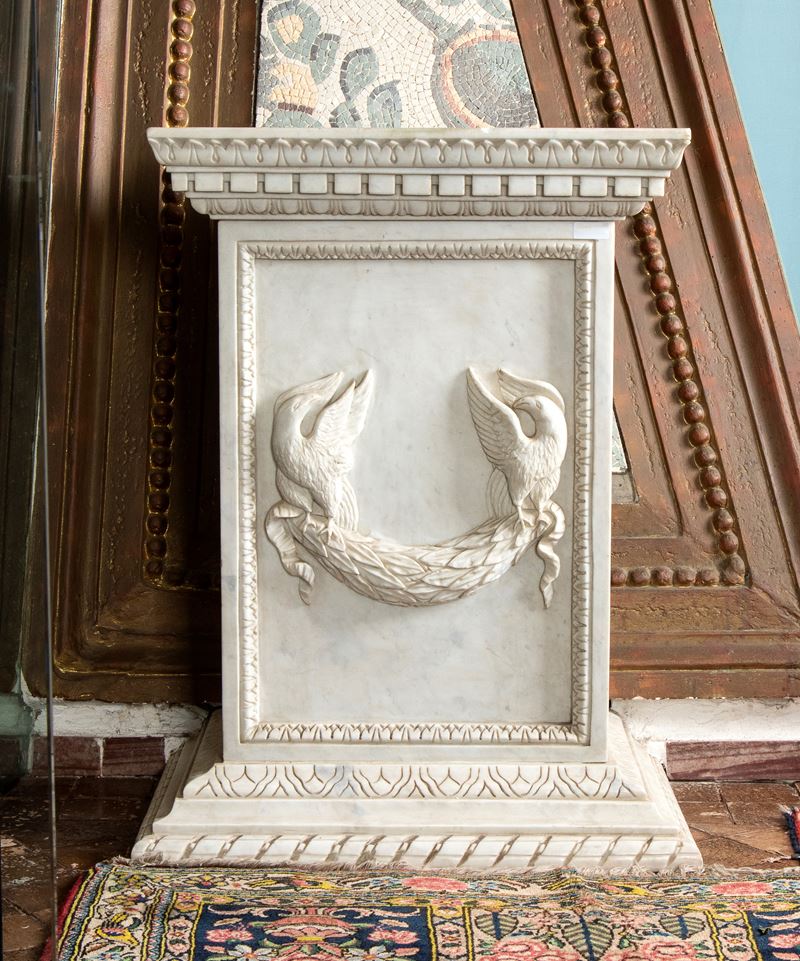 Base in marmo bianco statuario scolpito a mano dal blocco con decoro a rilievo di due uccelli sta...
