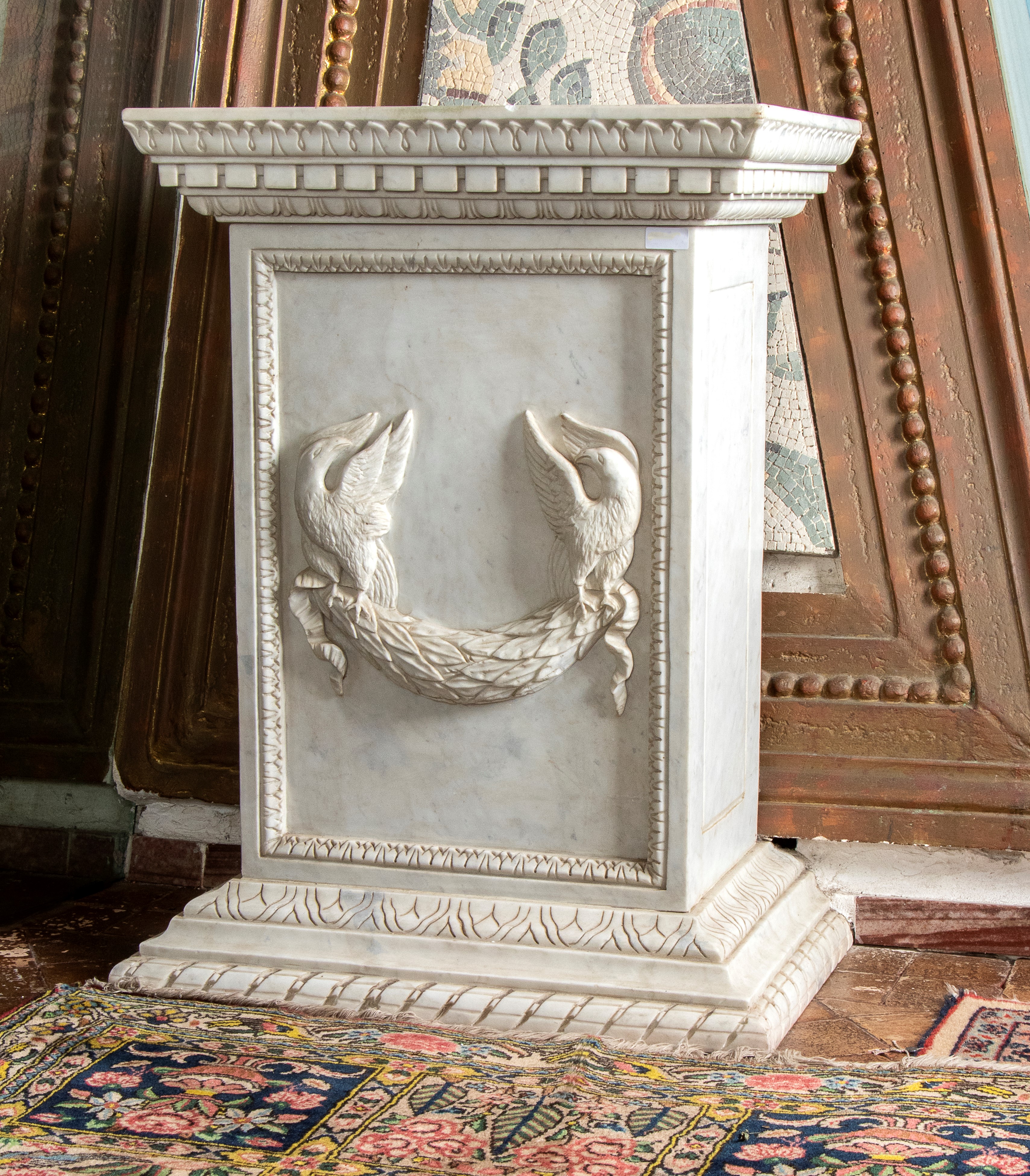 Base in marmo bianco statuario scolpito a mano dal blocco con decoro a rilievo di due uccelli sta...