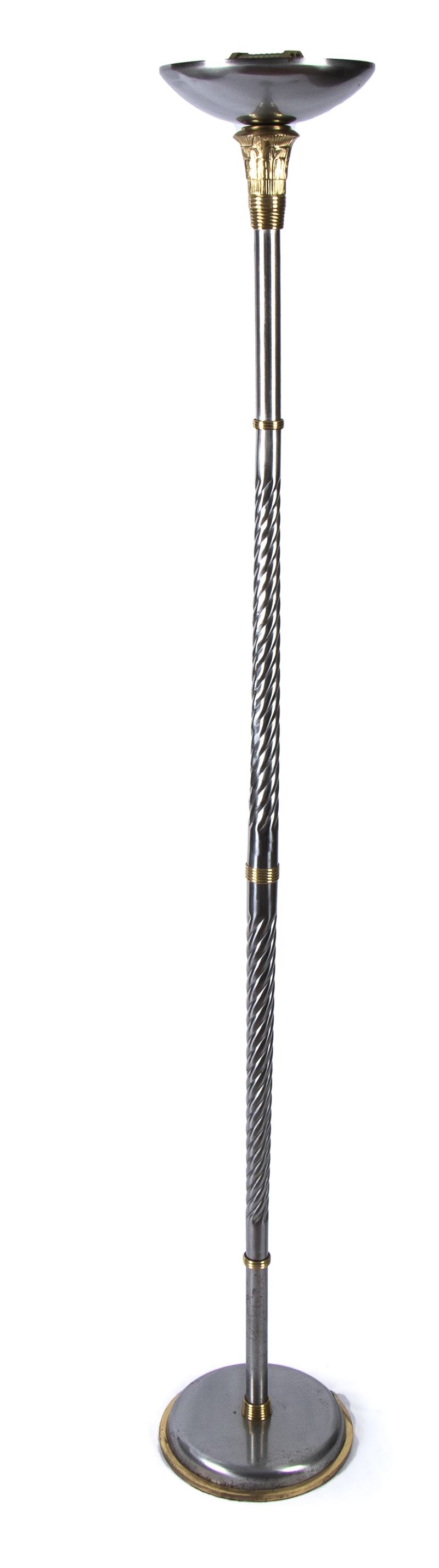 Lampada da terra in metallo argentato e dorato in stile Impero con base tonda.