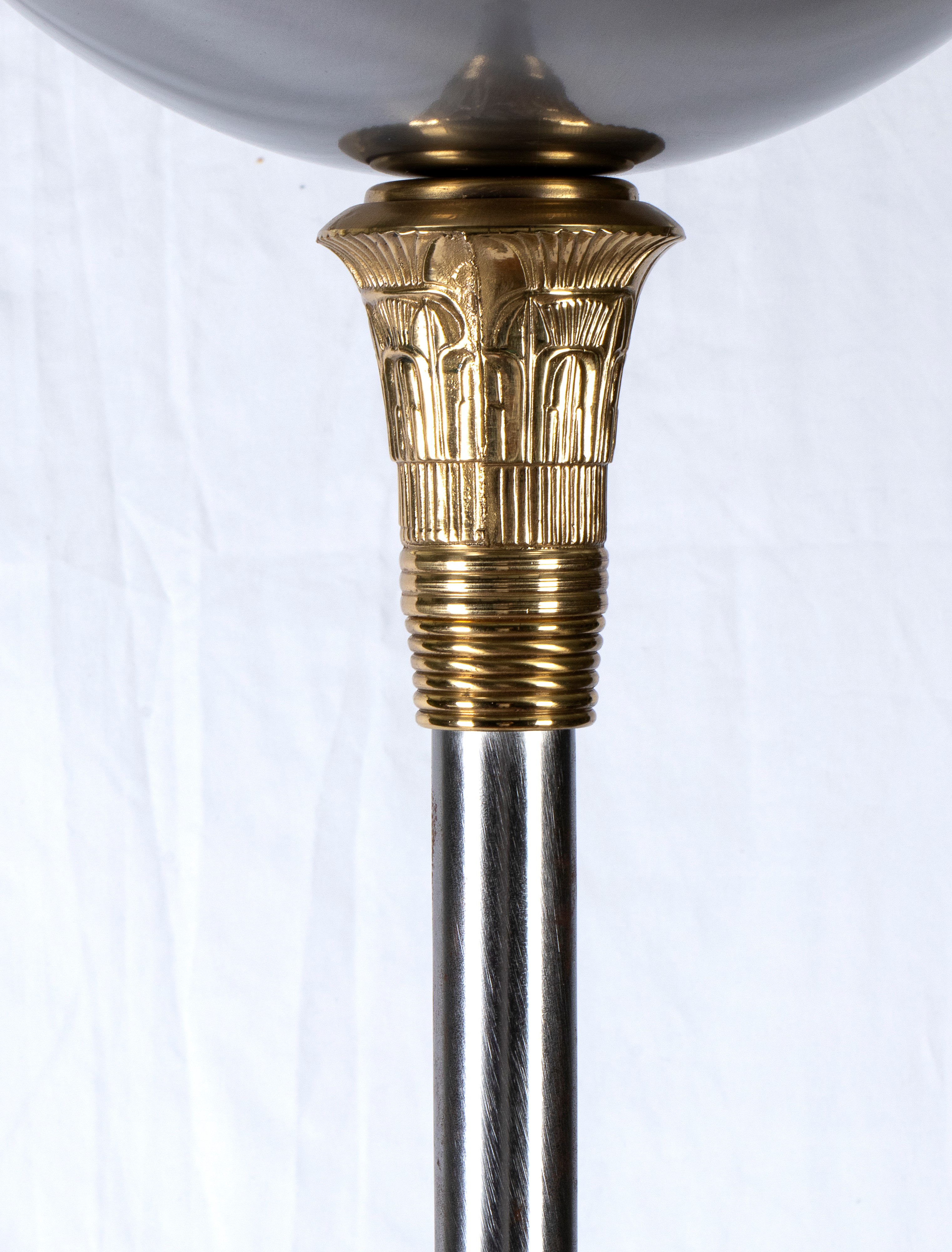 Lampada da terra in metallo argentato e dorato in stile Impero con base tonda.