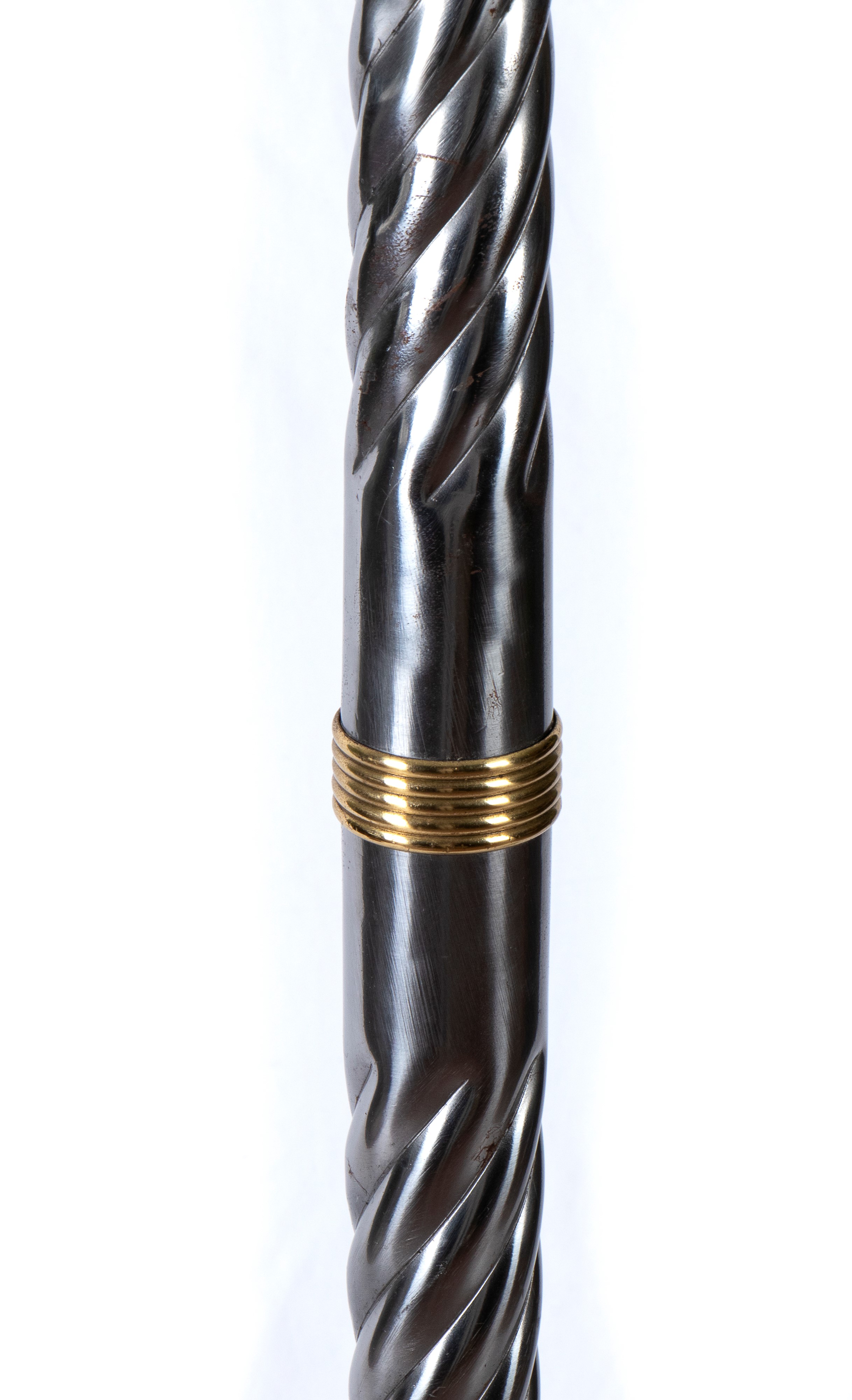 Lampada da terra in metallo argentato e dorato in stile Impero con base tonda.