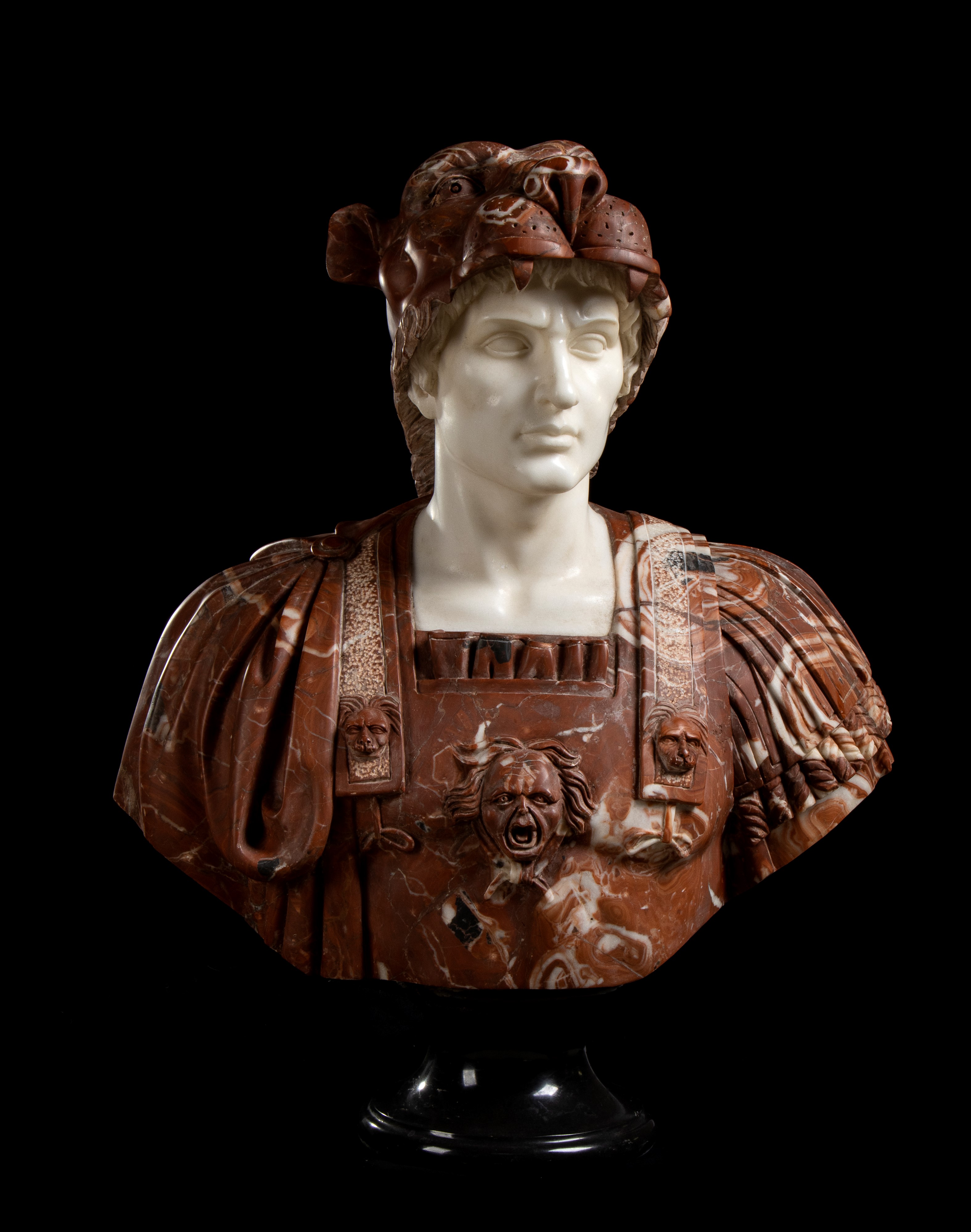 Coppia di busti in marmo rosso Asia Minore raffiguranti Alessandro Magno con copricapo di testa d...