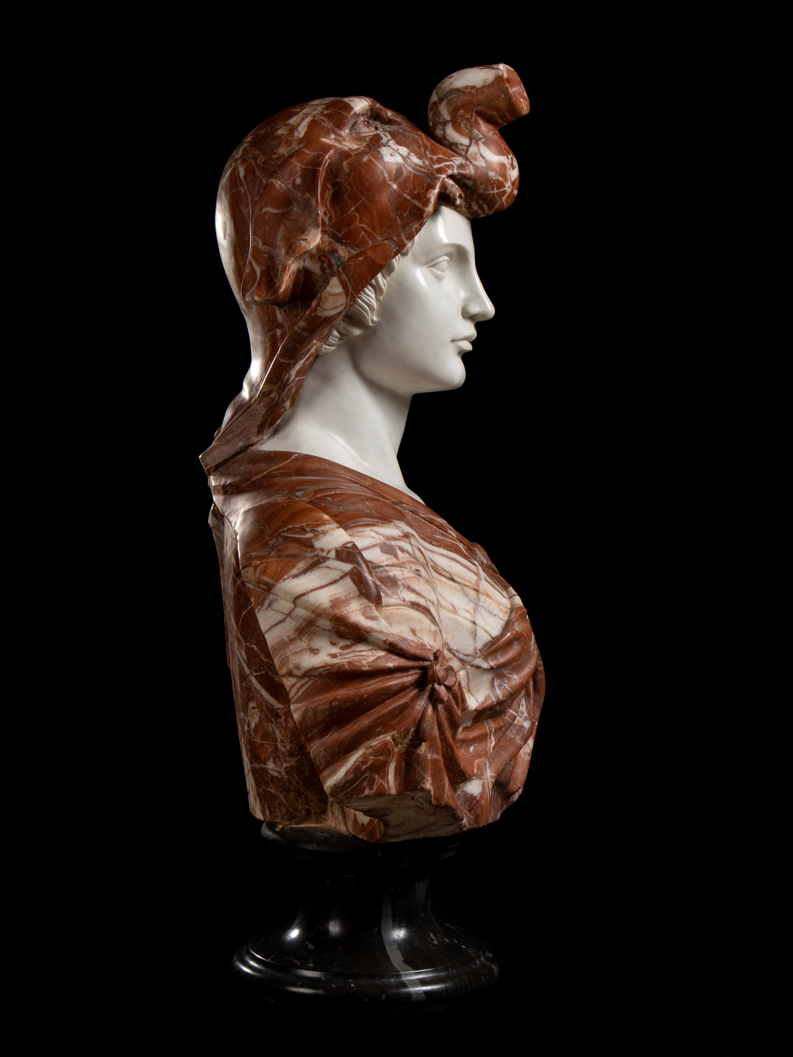 Coppia di busti in marmo rosso Asia Minore raffiguranti Alessandro Magno con copricapo di testa d...