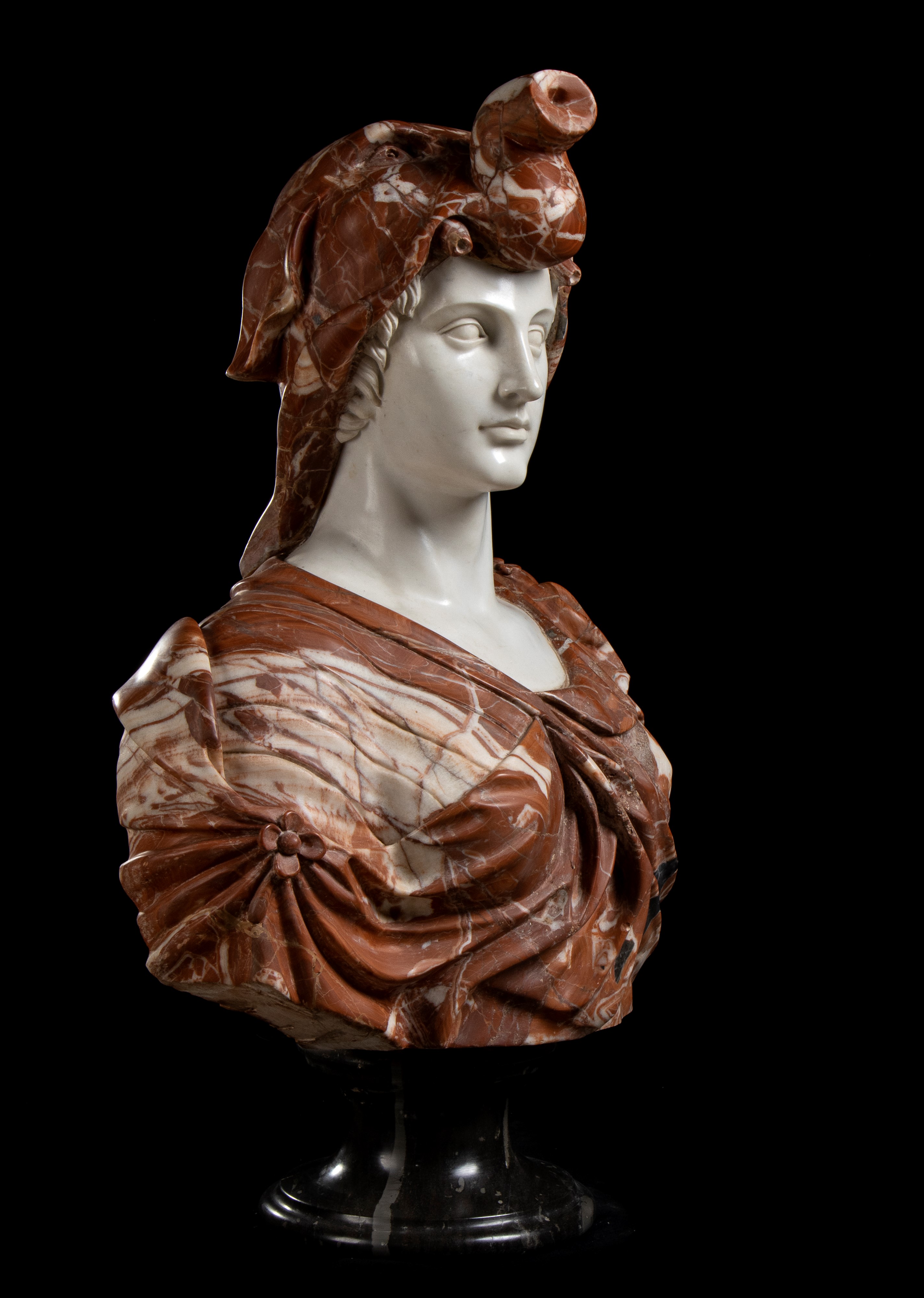 Coppia di busti in marmo rosso Asia Minore raffiguranti Alessandro Magno con copricapo di testa d...