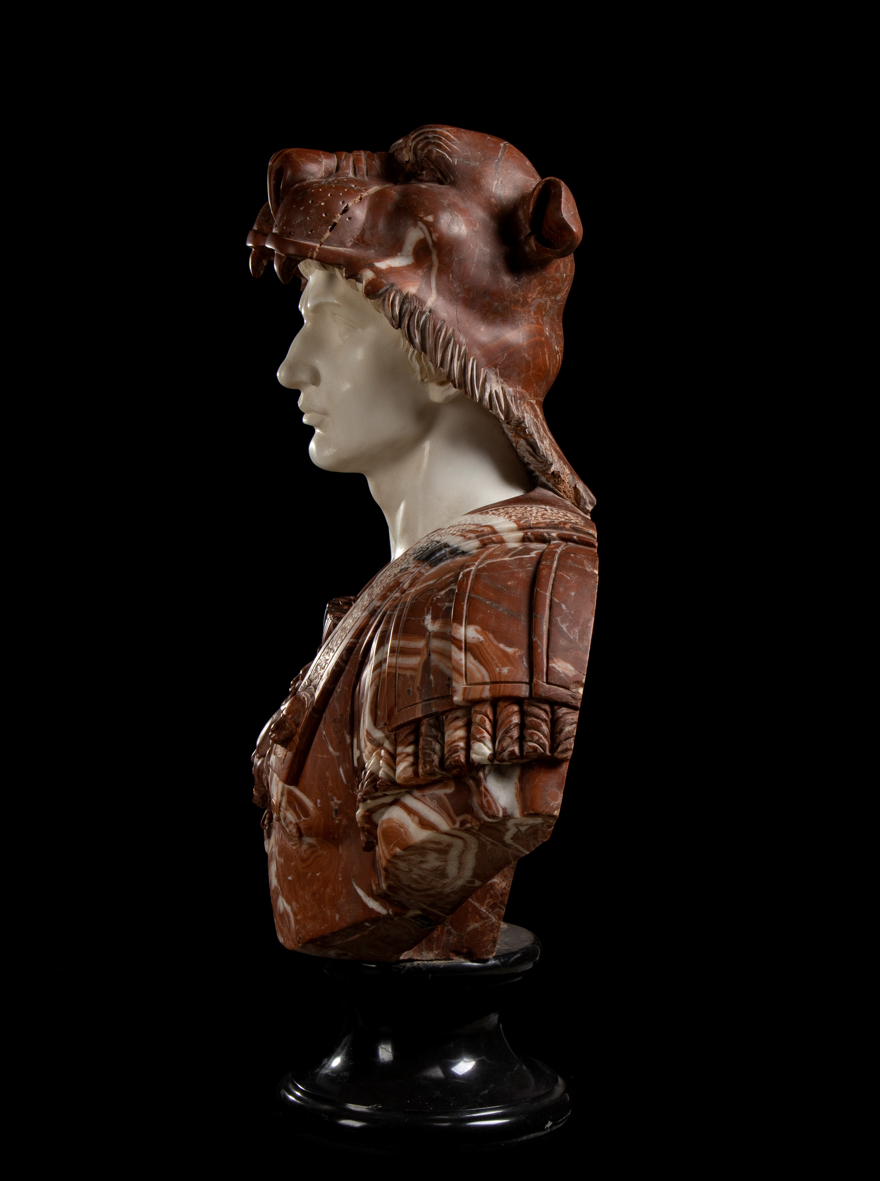 Coppia di busti in marmo rosso Asia Minore raffiguranti Alessandro Magno con copricapo di testa d...