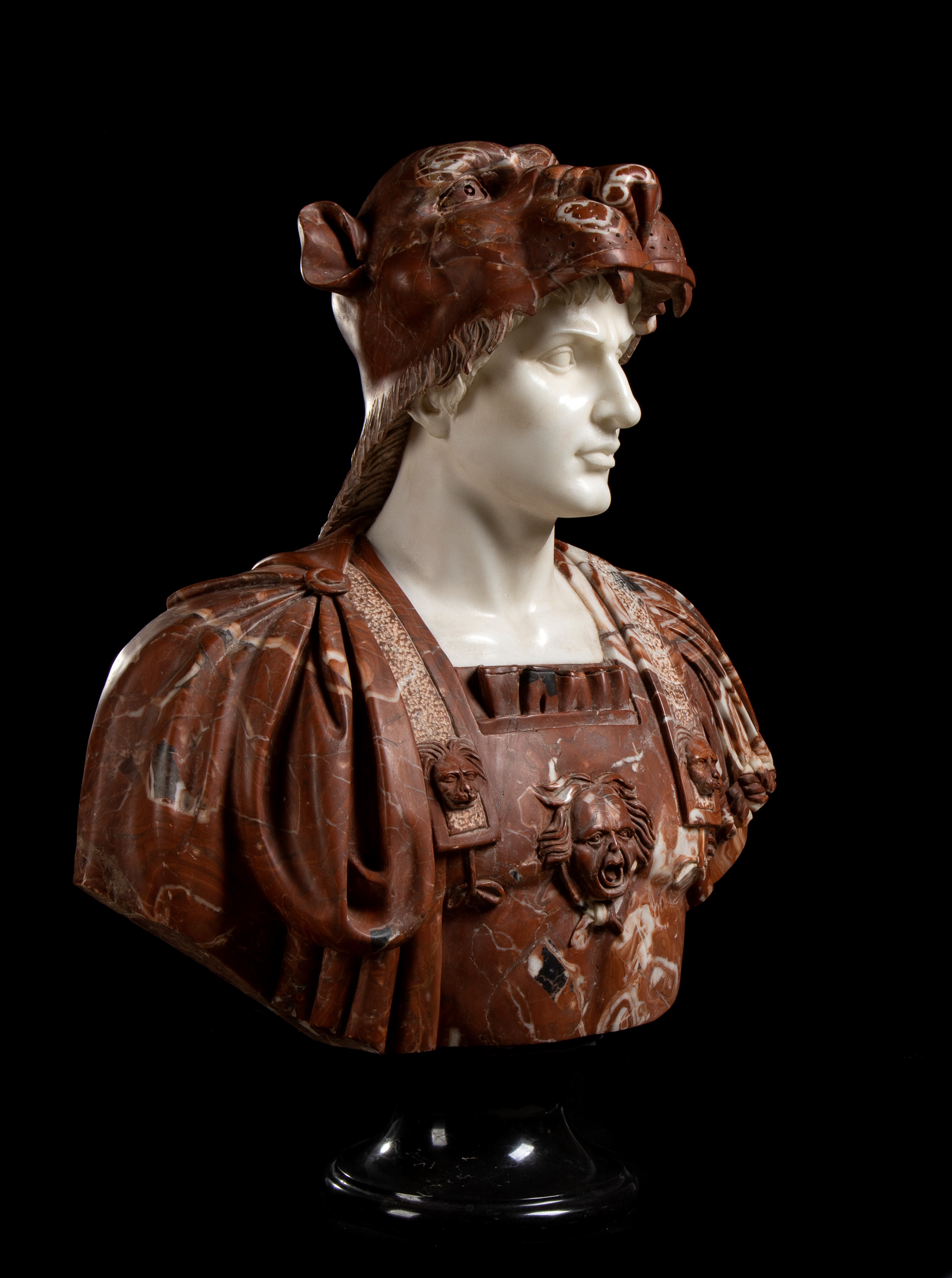 Coppia di busti in marmo rosso Asia Minore raffiguranti Alessandro Magno con copricapo di testa d...