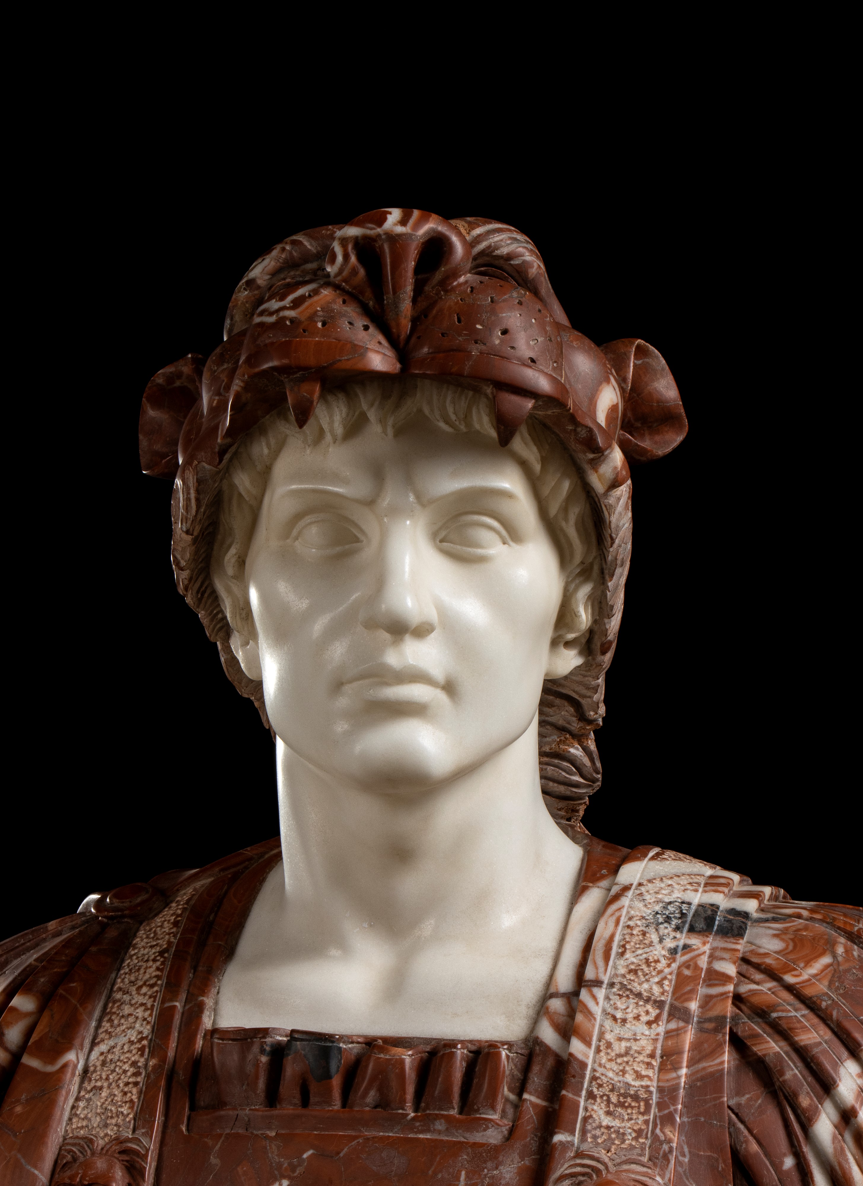 Coppia di busti in marmo rosso Asia Minore raffiguranti Alessandro Magno con copricapo di testa d...