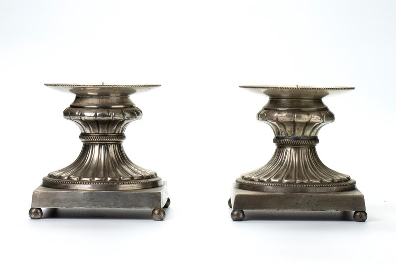 Coppia di reggi candela in metallo argentato