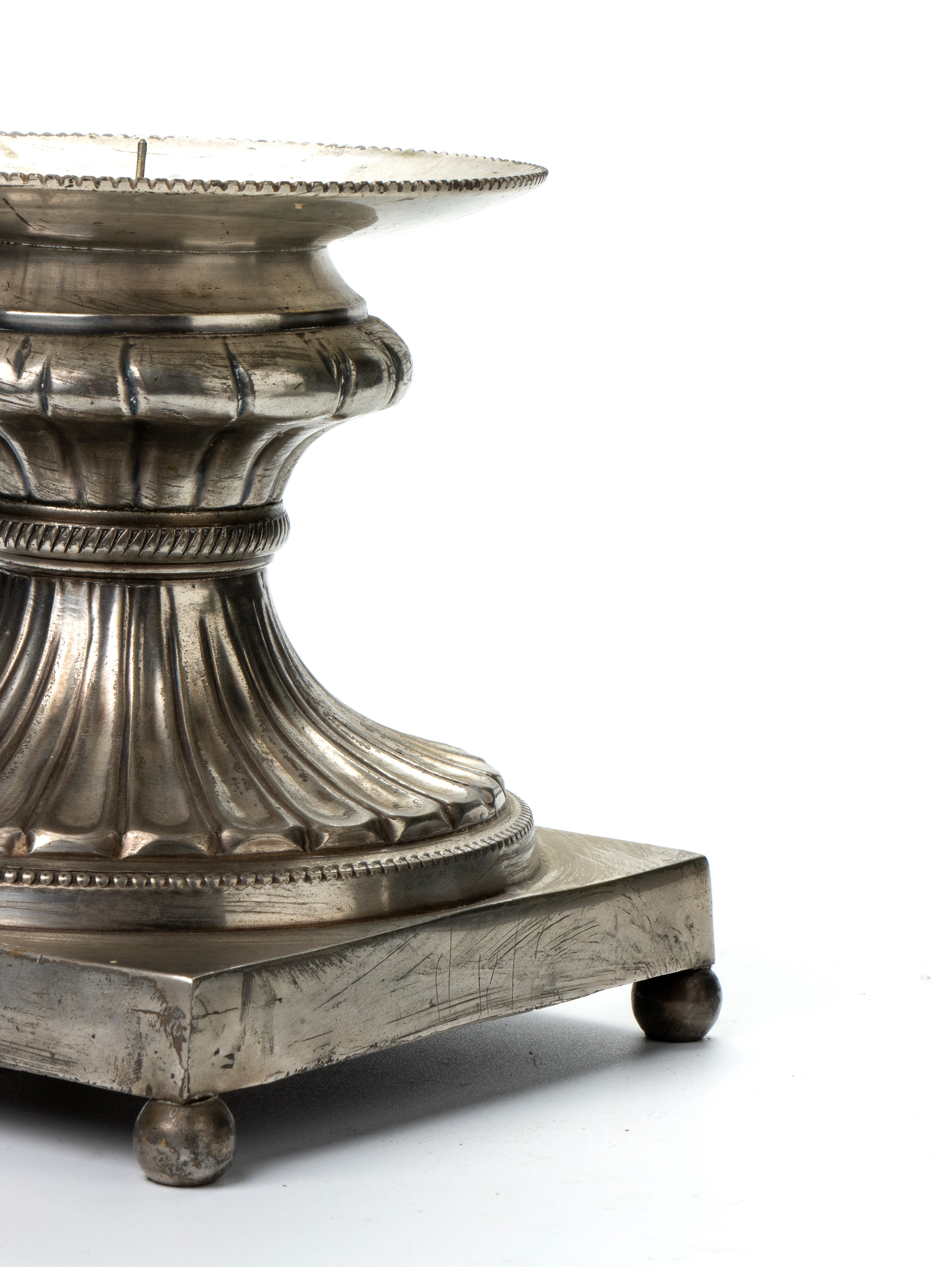 Coppia di reggi candela in metallo argentato