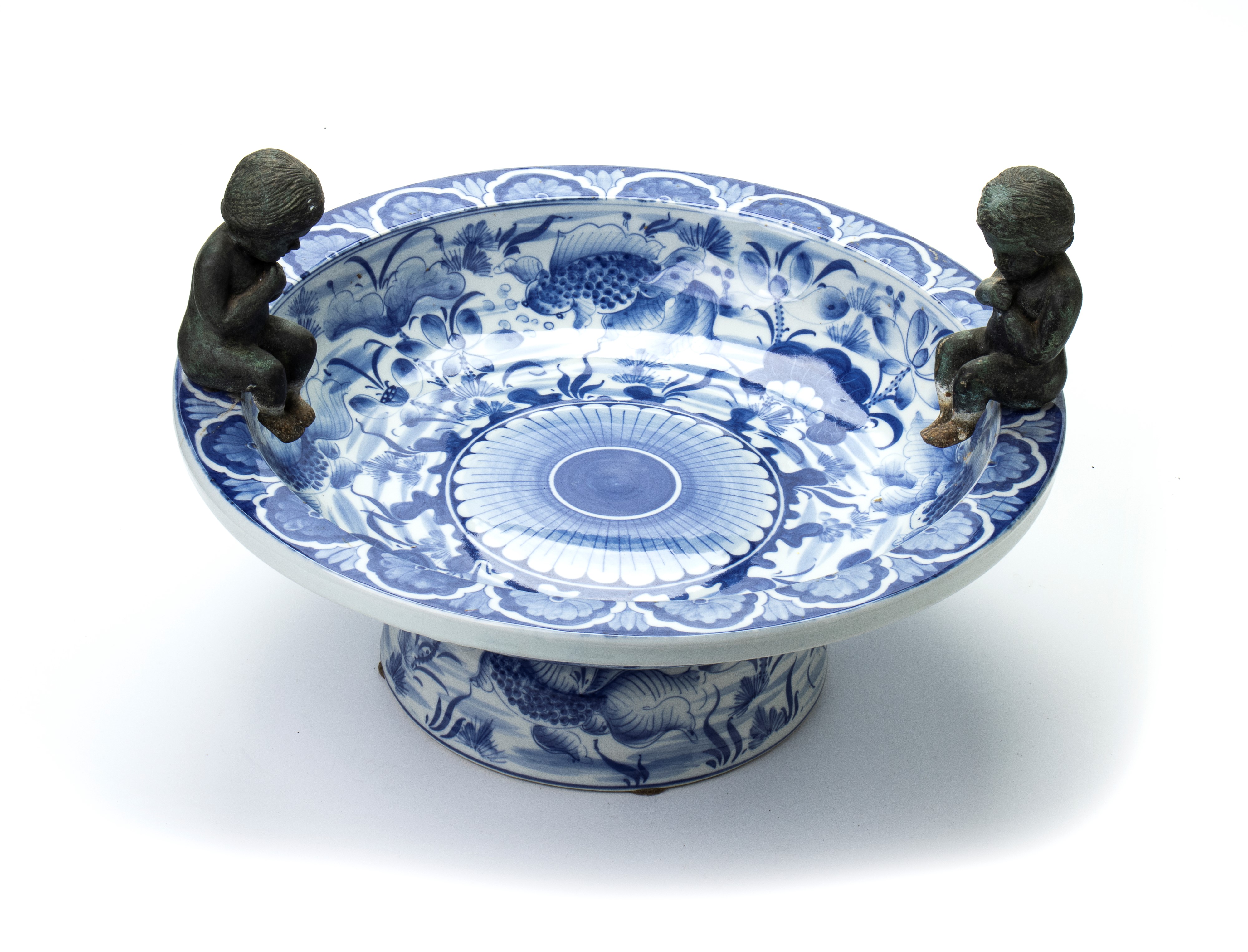 Centrotavola in Ceramica Smaltata nei Toni del Bianco e Blu con Applicazione di Due Putti a Imita...