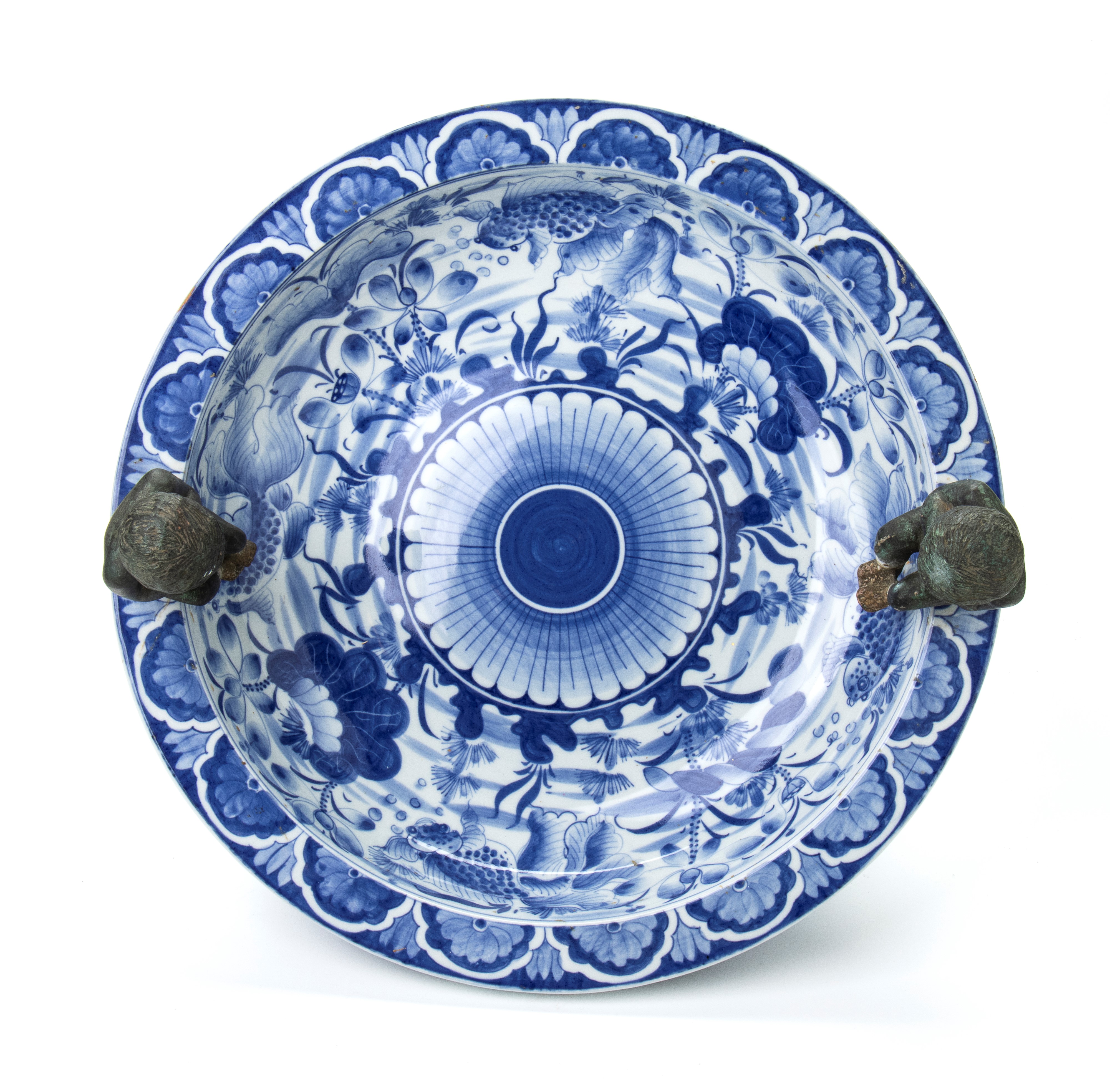 Centrotavola in Ceramica Smaltata nei Toni del Bianco e Blu con Applicazione di Due Putti a Imita...