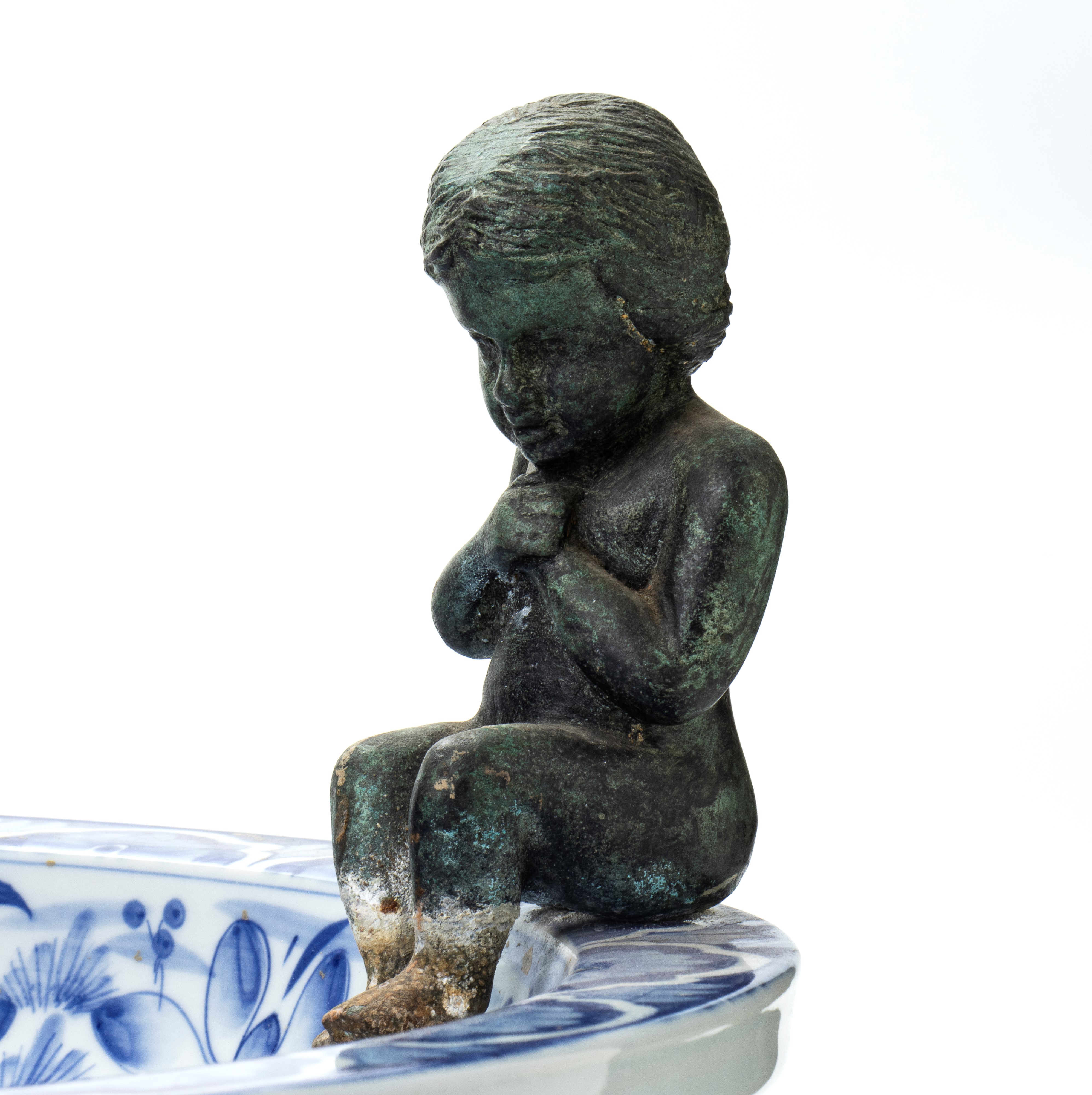 Centrotavola in Ceramica Smaltata nei Toni del Bianco e Blu con Applicazione di Due Putti a Imita...