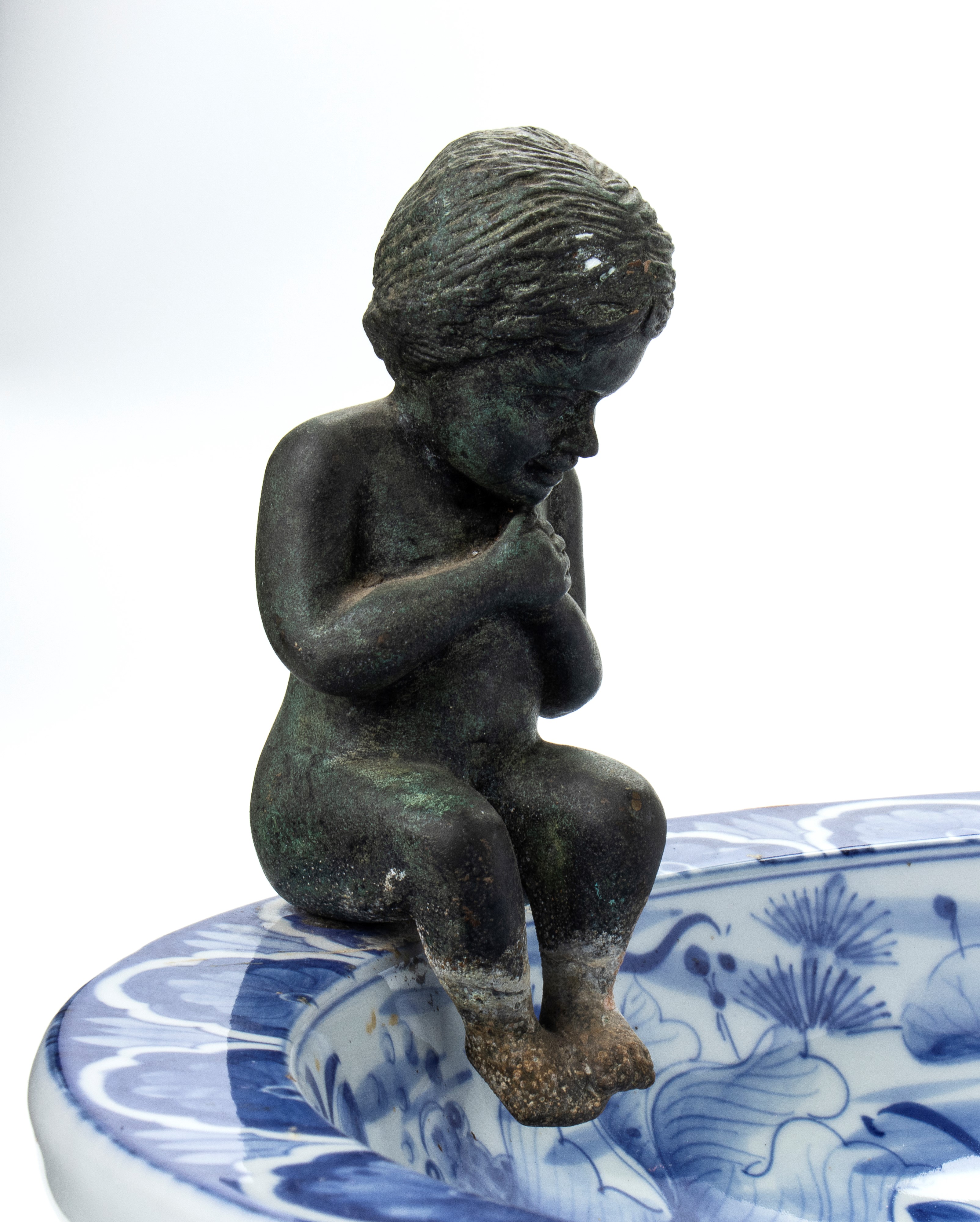 Centrotavola in Ceramica Smaltata nei Toni del Bianco e Blu con Applicazione di Due Putti a Imita...