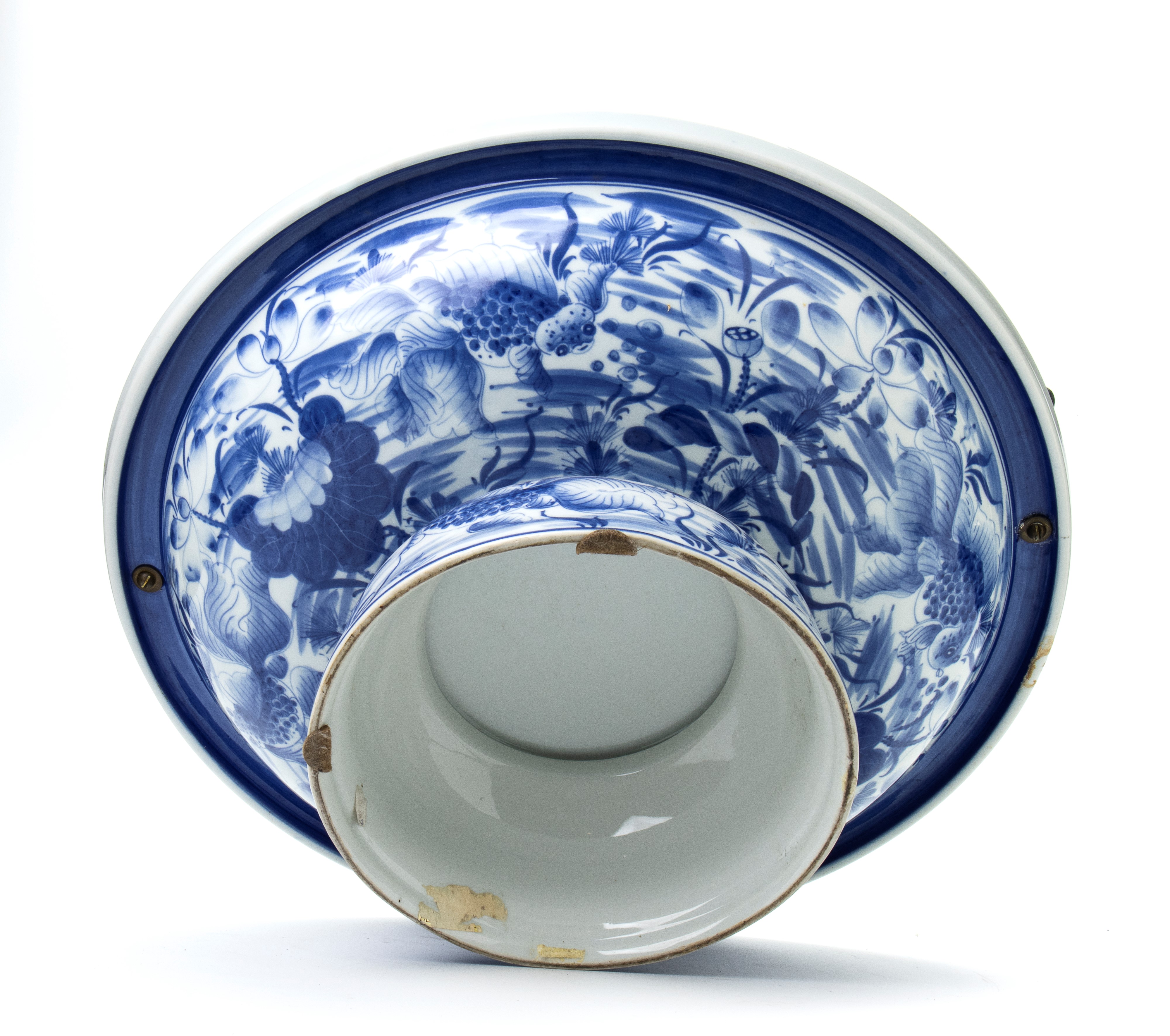 Centrotavola in Ceramica Smaltata nei Toni del Bianco e Blu con Applicazione di Due Putti a Imita...
