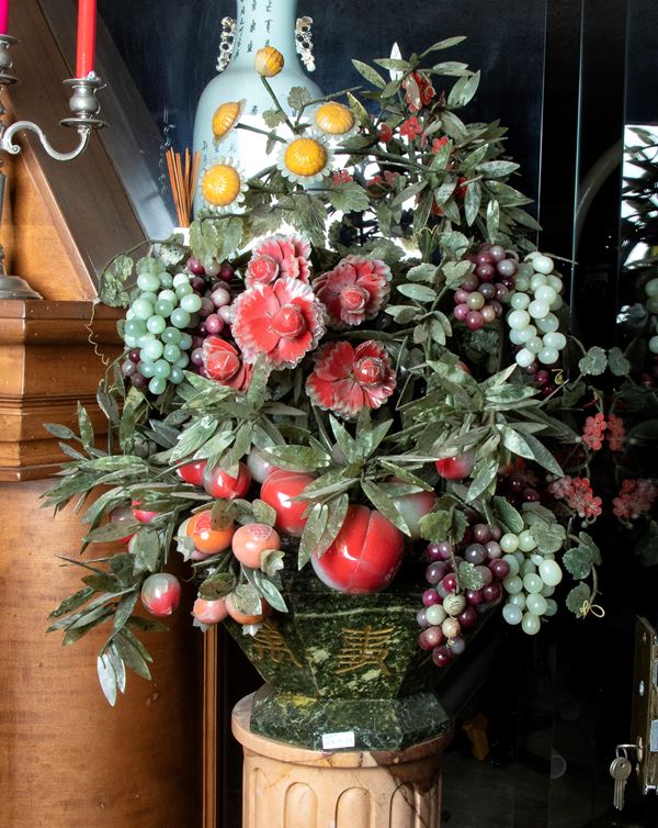 Coppia di vasi in giada e giadeite raffiguranti cesti di fiori e frutta con basi in marmo con iscrizioni orientali