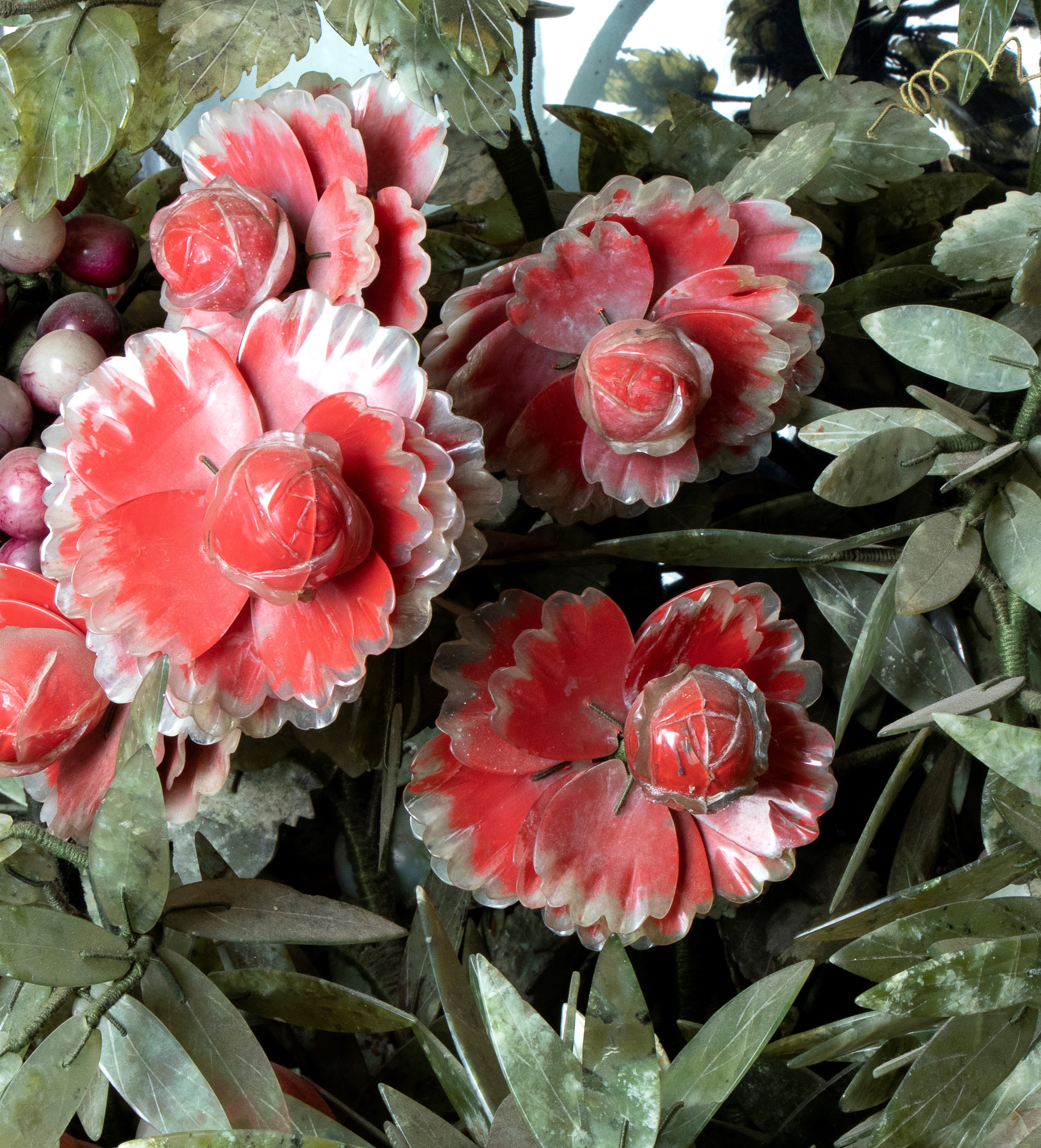 Coppia di vasi in giada e giadeite raffiguranti cesti di fiori e frutta con basi in marmo con isc...
