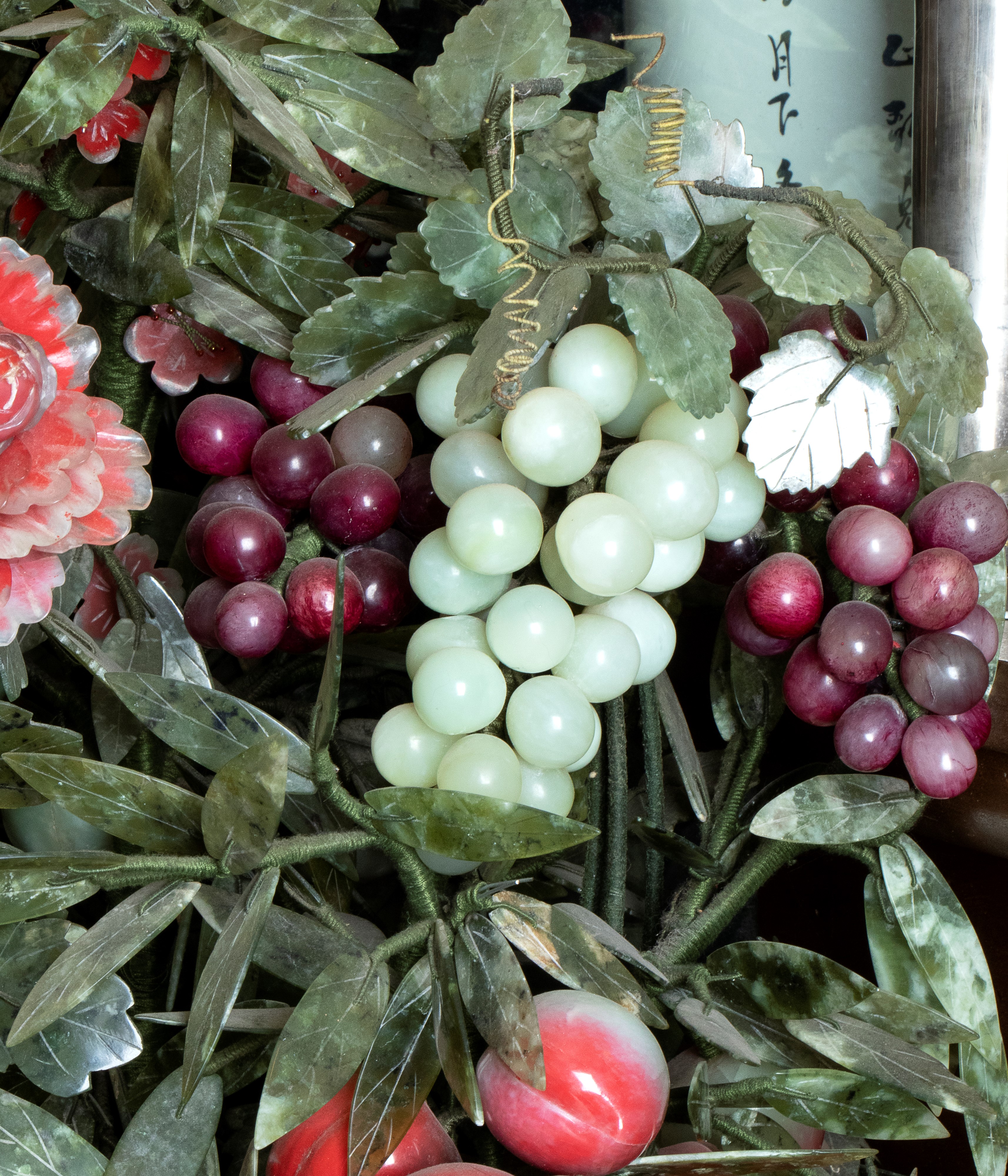 Coppia di vasi in giada e giadeite raffiguranti cesti di fiori e frutta con basi in marmo con isc...