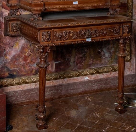 Consolle da parete in noce con ricca decorazione a racemi sul cassetto frontale. Mascheroni agli ...
