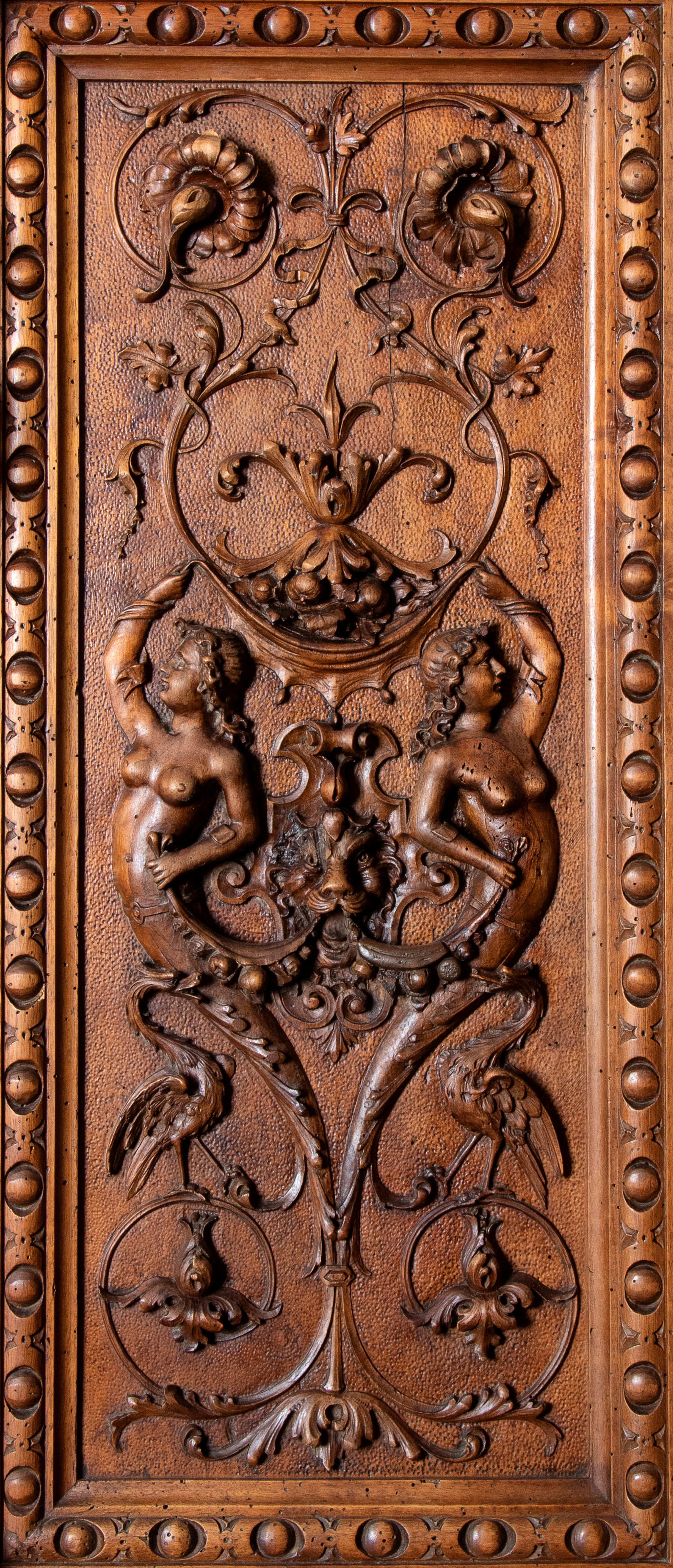 Consolle da parete in noce con ricca decorazione a racemi sul cassetto frontale. Mascheroni agli ...