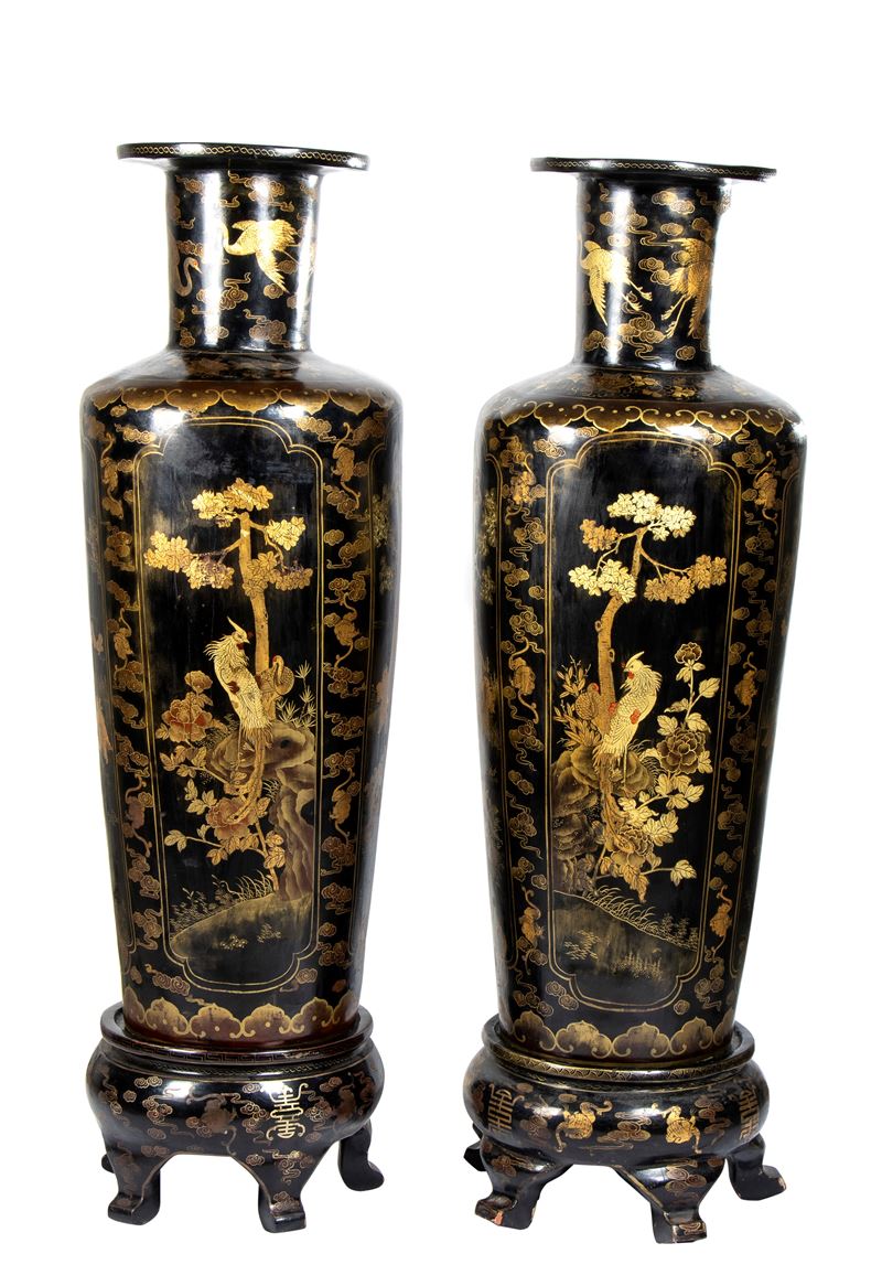 Coppia di grandi vasi orientali nei toni del nero, rosso e oro raffiguranti scene di genere e sog...