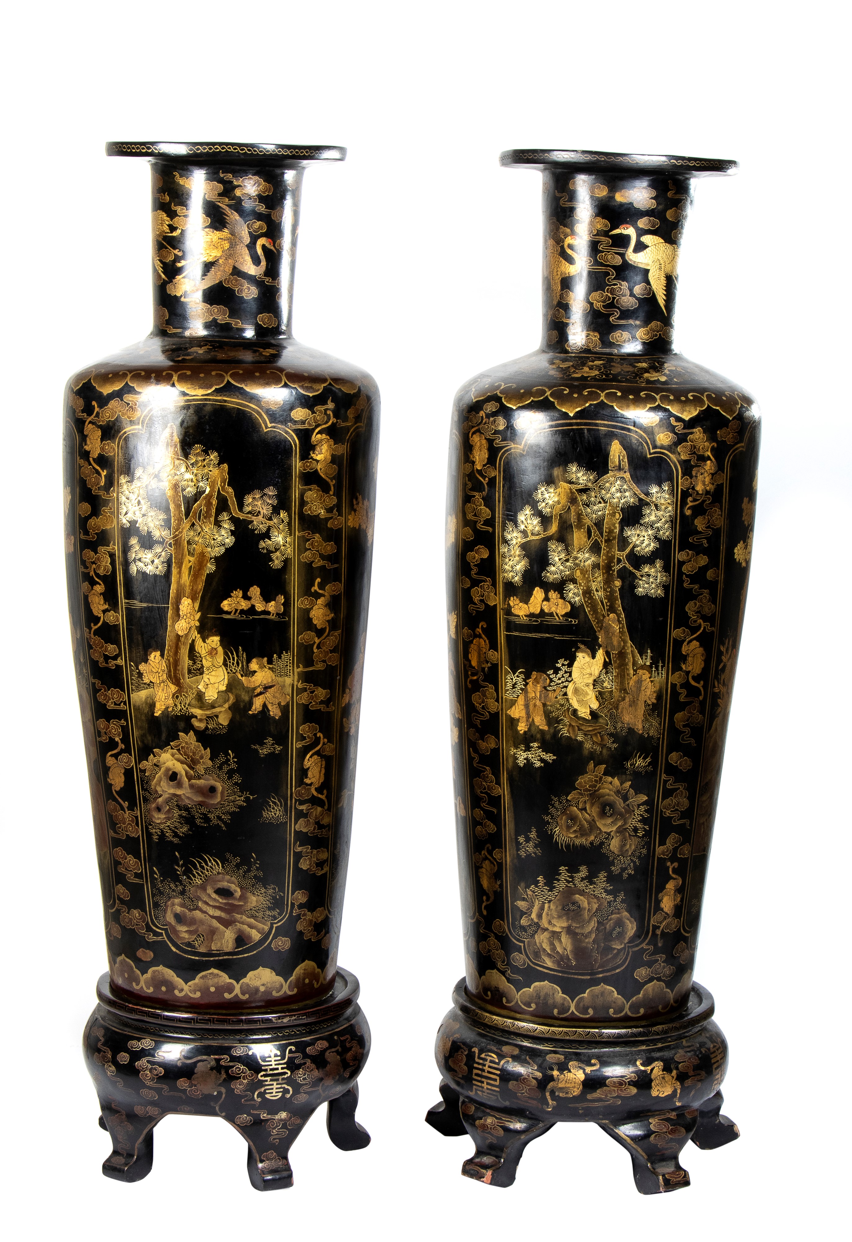 Coppia di grandi vasi orientali nei toni del nero, rosso e oro raffiguranti scene di genere e sog...