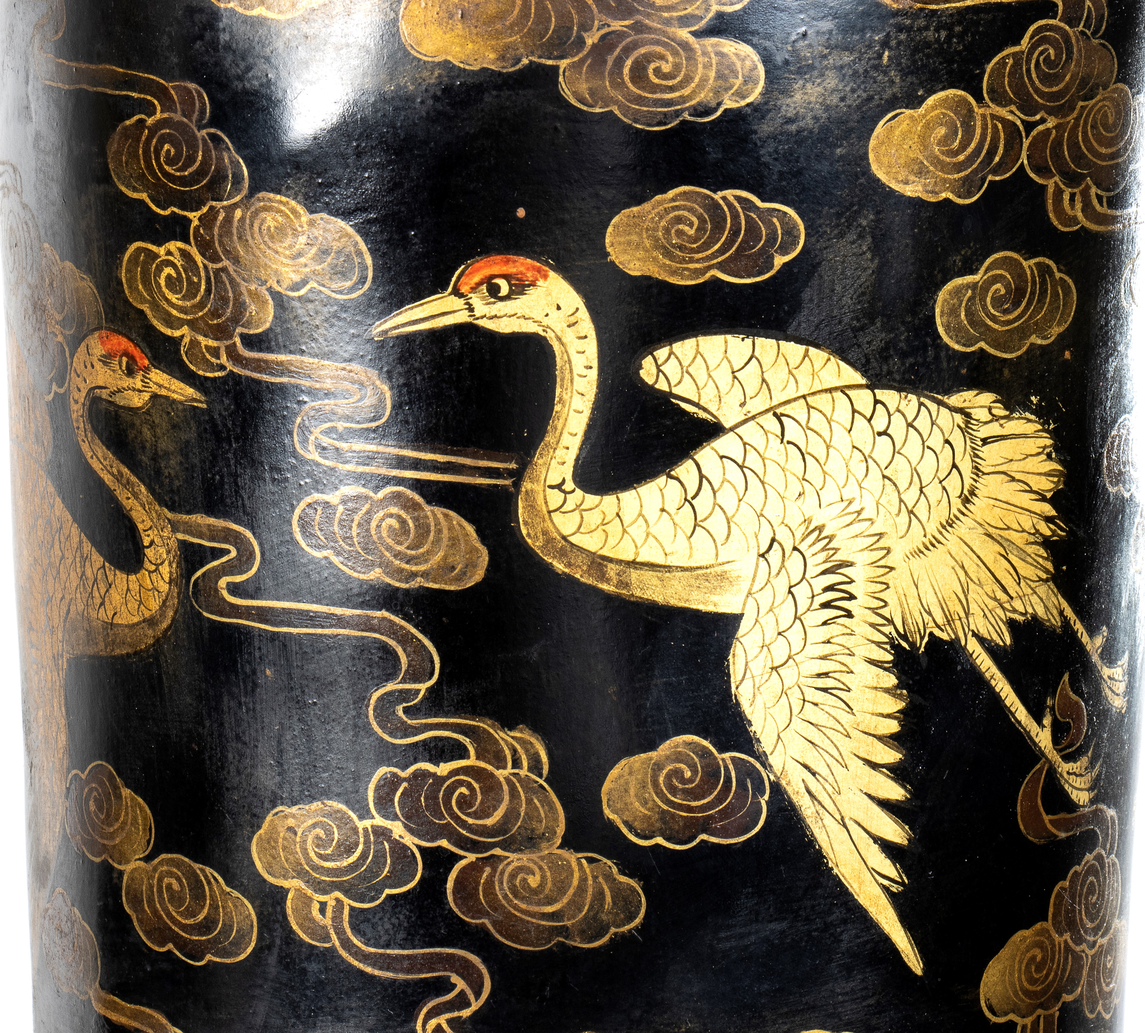Coppia di grandi vasi orientali nei toni del nero, rosso e oro raffiguranti scene di genere e sog...