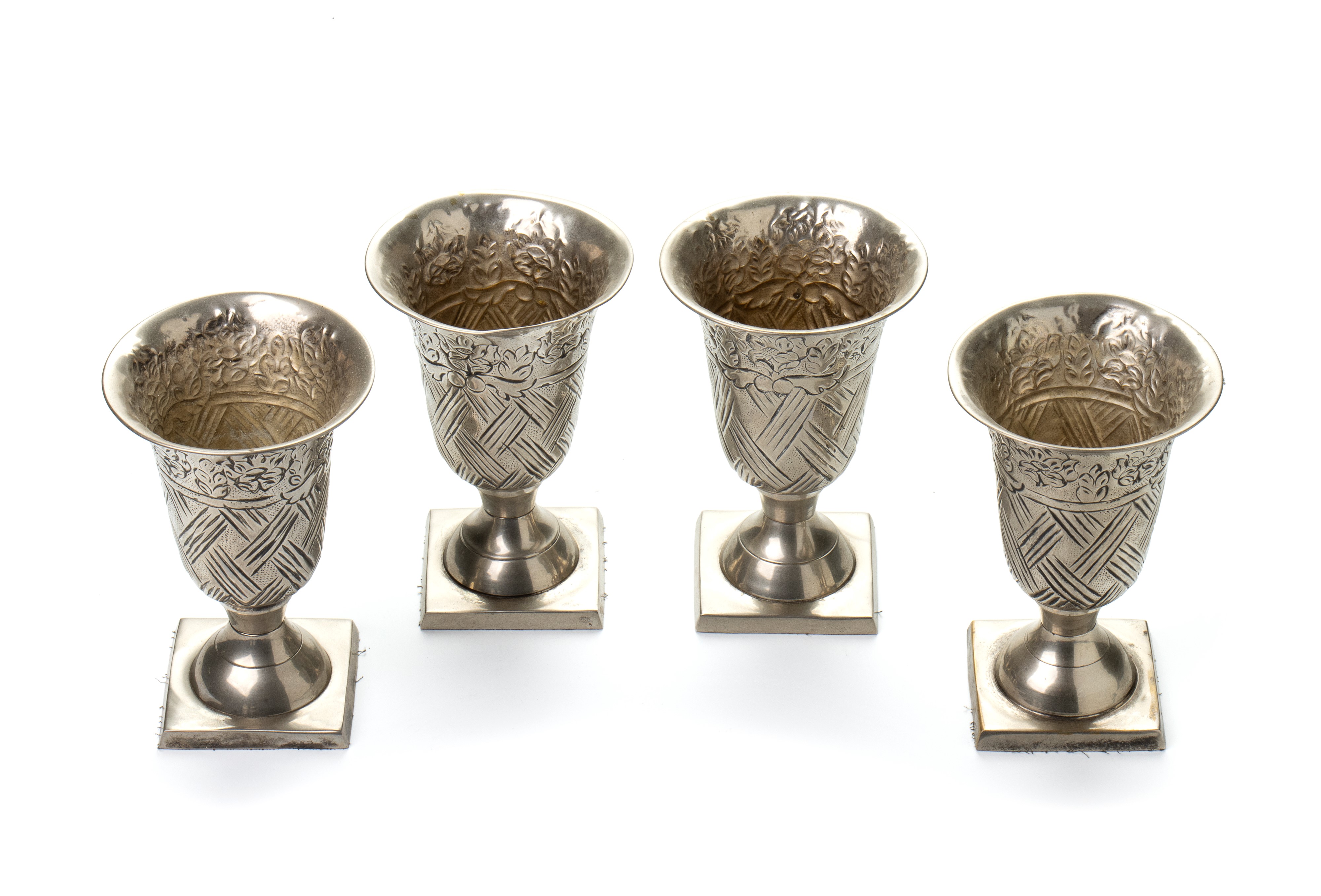 Lotto di 4 calici in metallo argentato