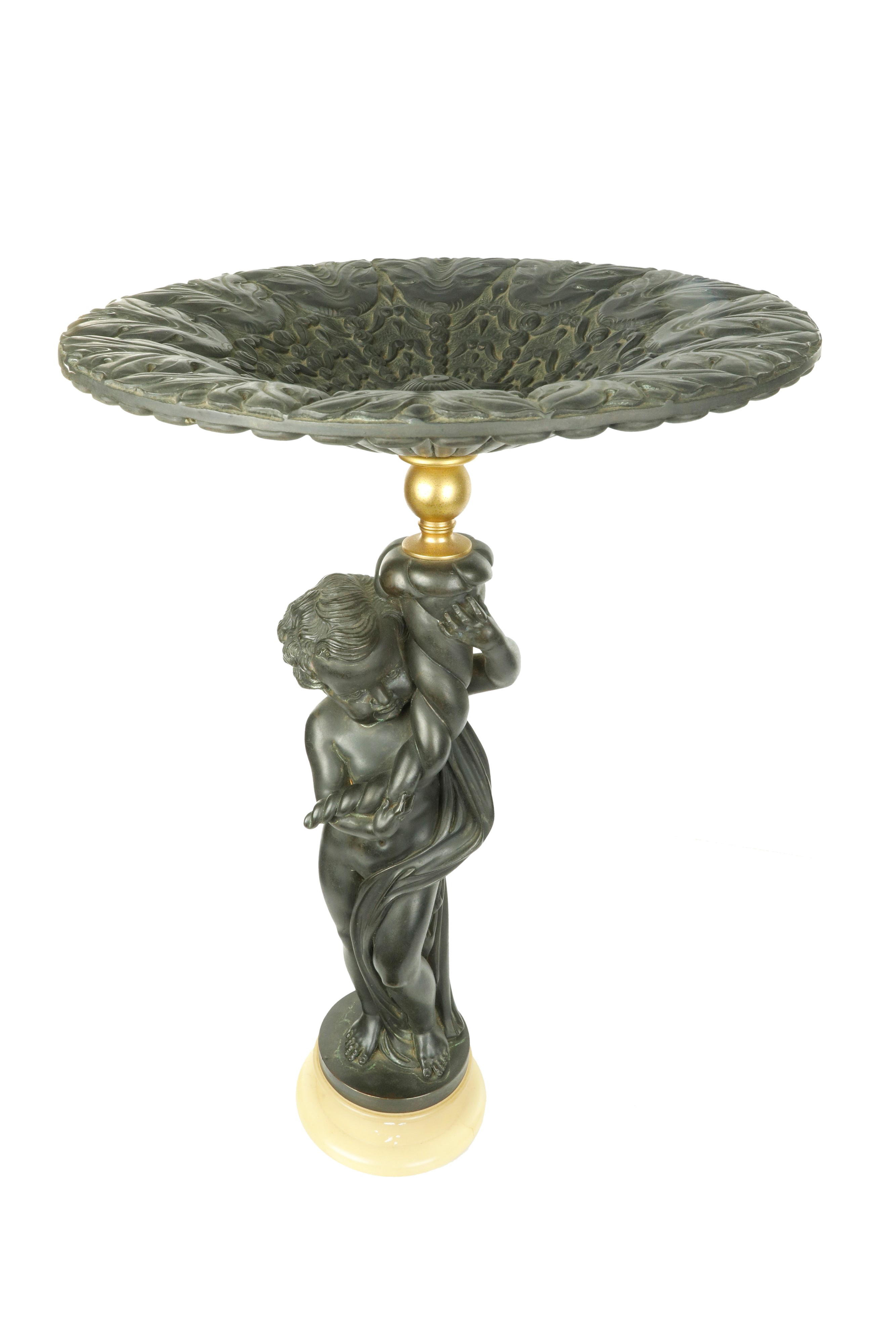 Scultura in resina raffigurante putto che regge una cornucopia terminante in cratere circolare ri...