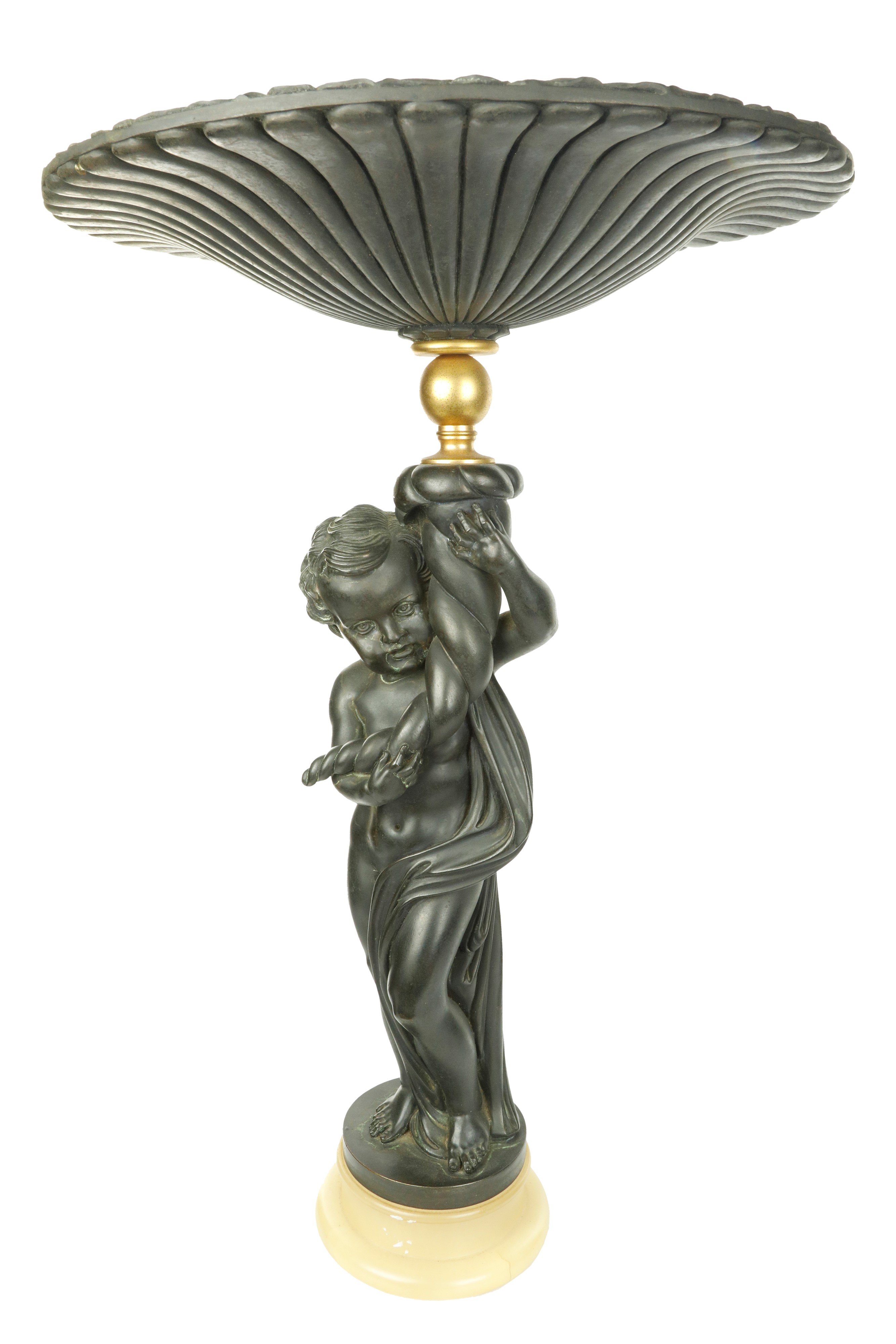 Scultura in resina raffigurante putto che regge una cornucopia terminante in cratere circolare ri...