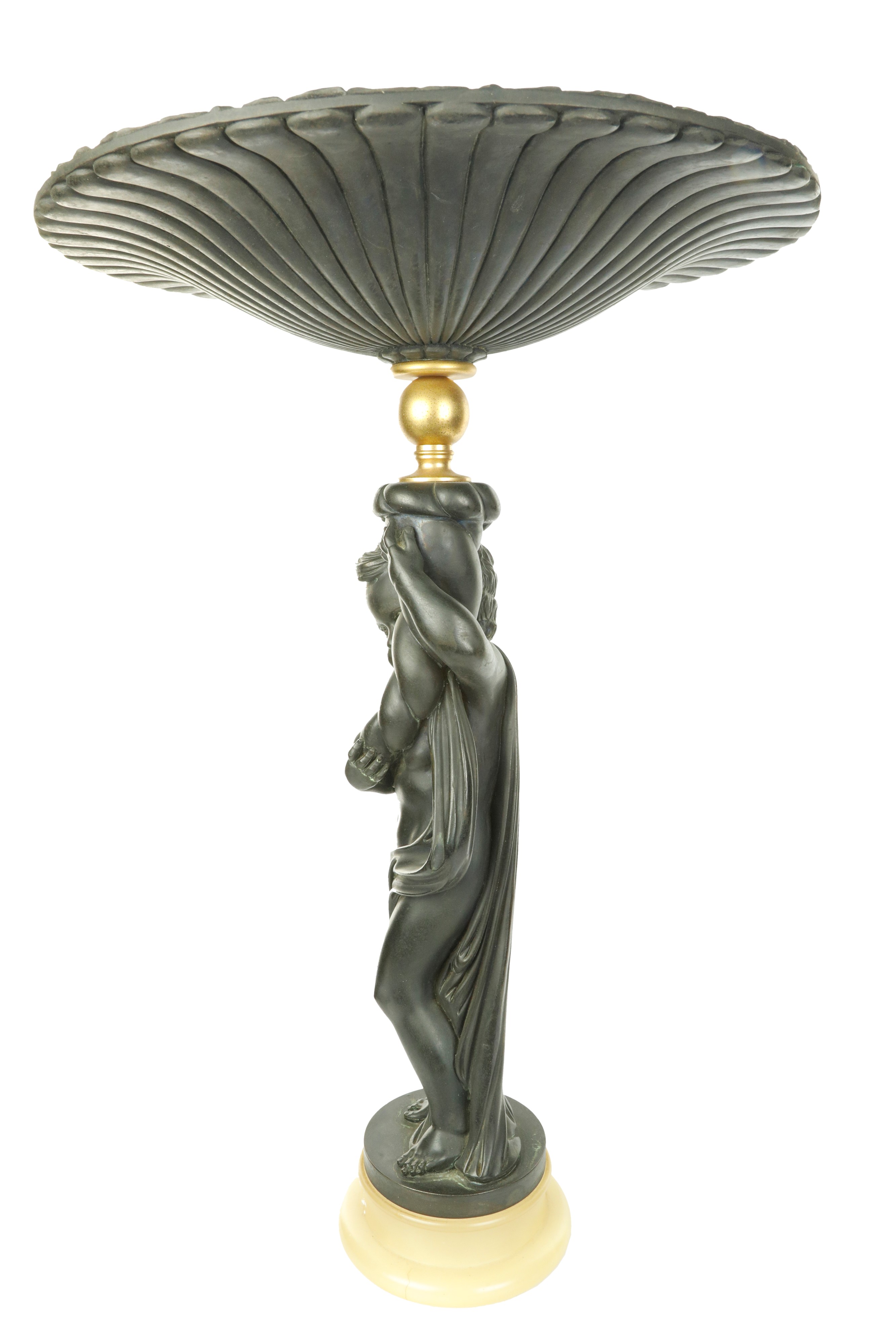 Scultura in resina raffigurante putto che regge una cornucopia terminante in cratere circolare ri...