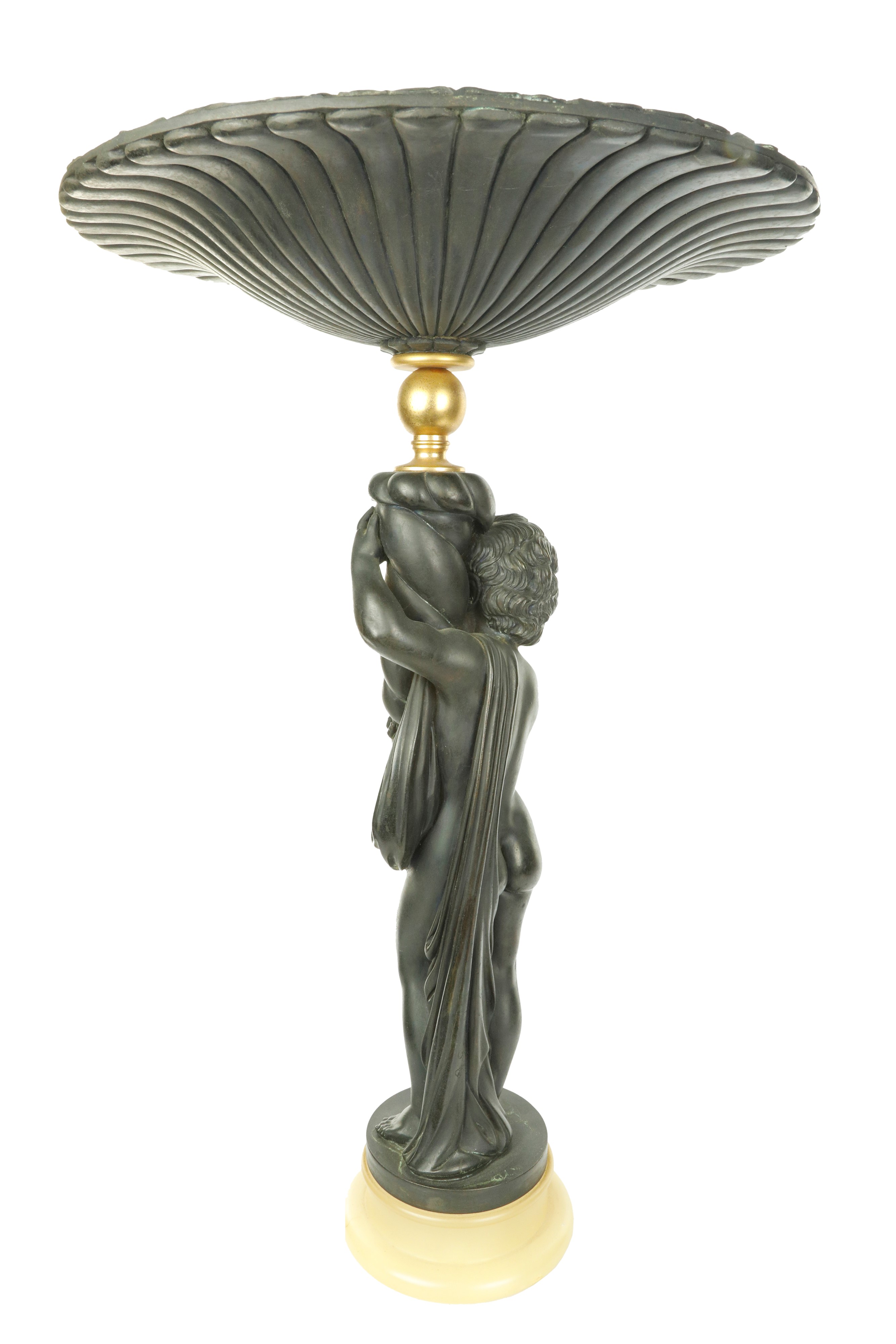 Scultura in resina raffigurante putto che regge una cornucopia terminante in cratere circolare ri...