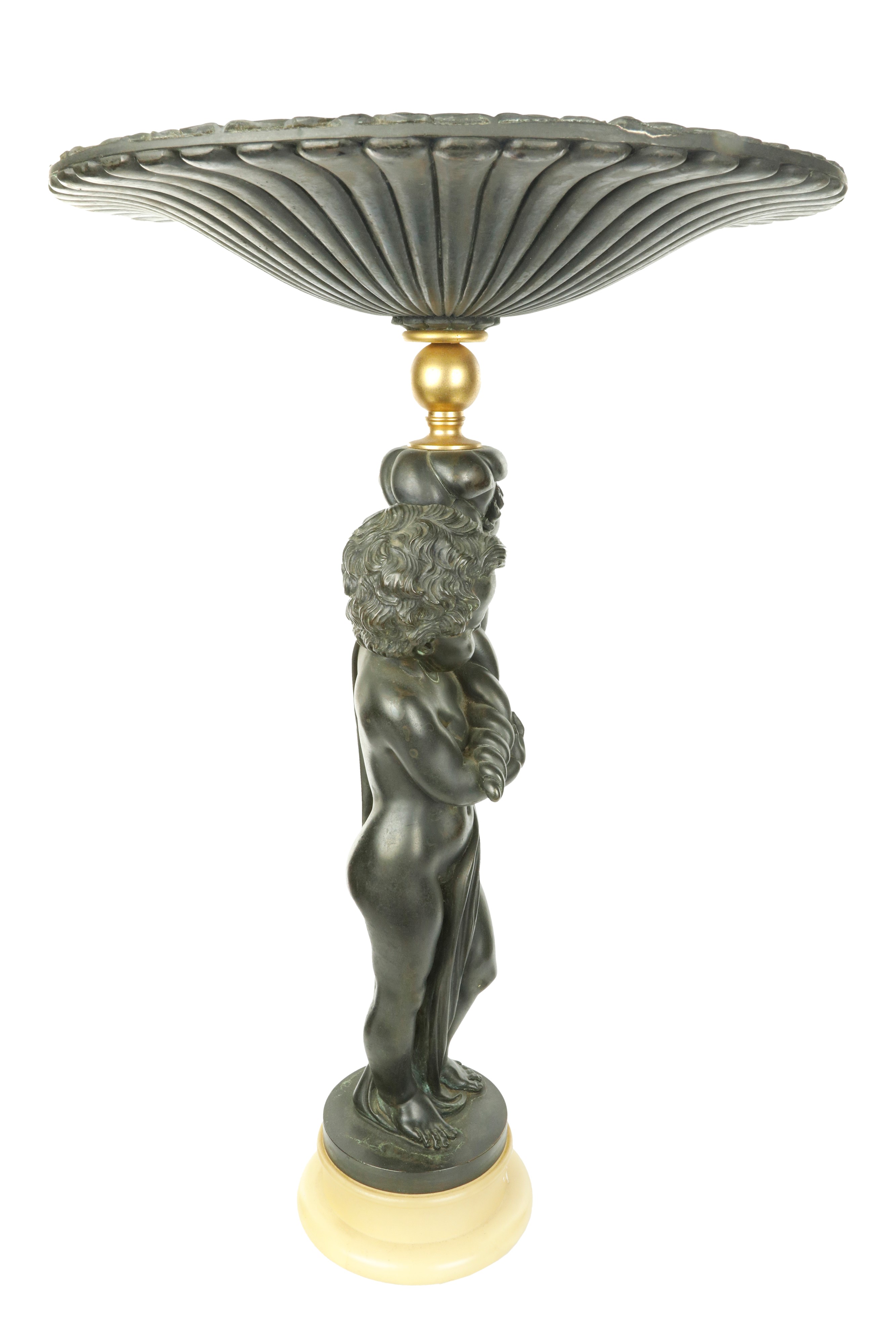 Scultura in resina raffigurante putto che regge una cornucopia terminante in cratere circolare ri...