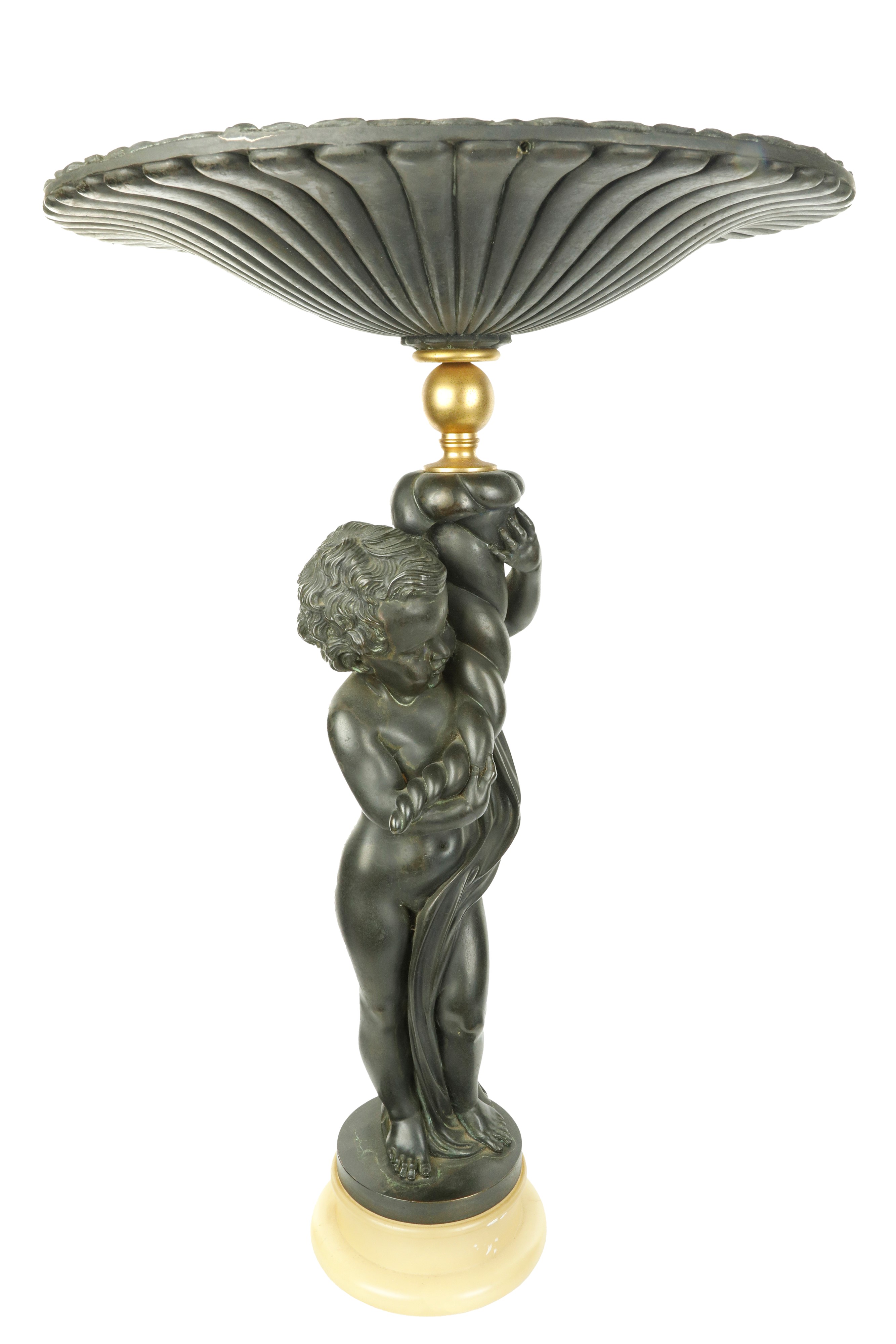 Scultura in resina raffigurante putto che regge una cornucopia terminante in cratere circolare ri...