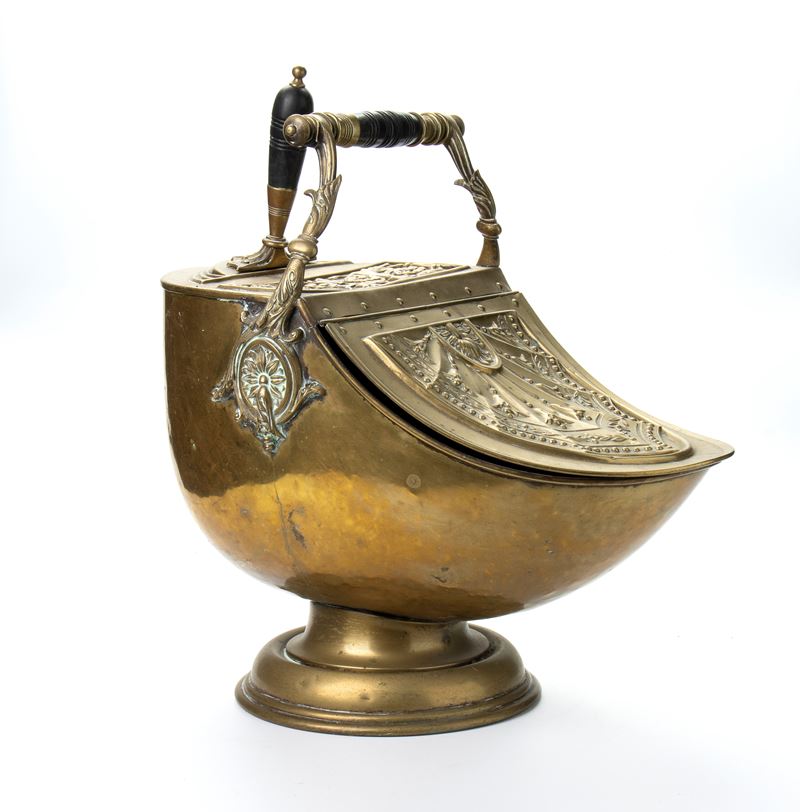 Tazza da carbonr art nouveau in ghisa e ottone a forma di elmo con decorazione a rilievo e manico...
