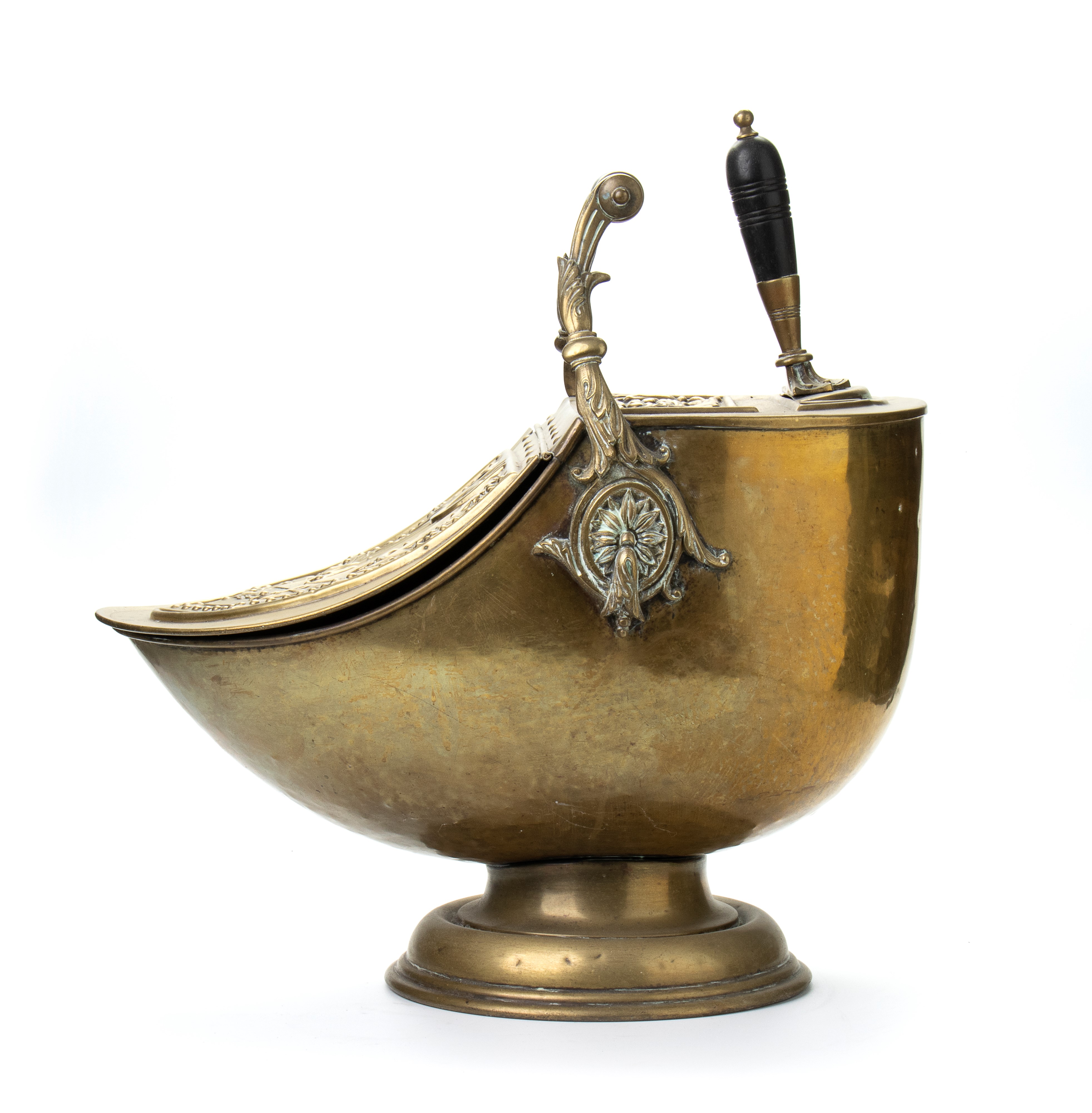 Tazza da carbonr art nouveau in ghisa e ottone a forma di elmo con decorazione a rilievo e manico...