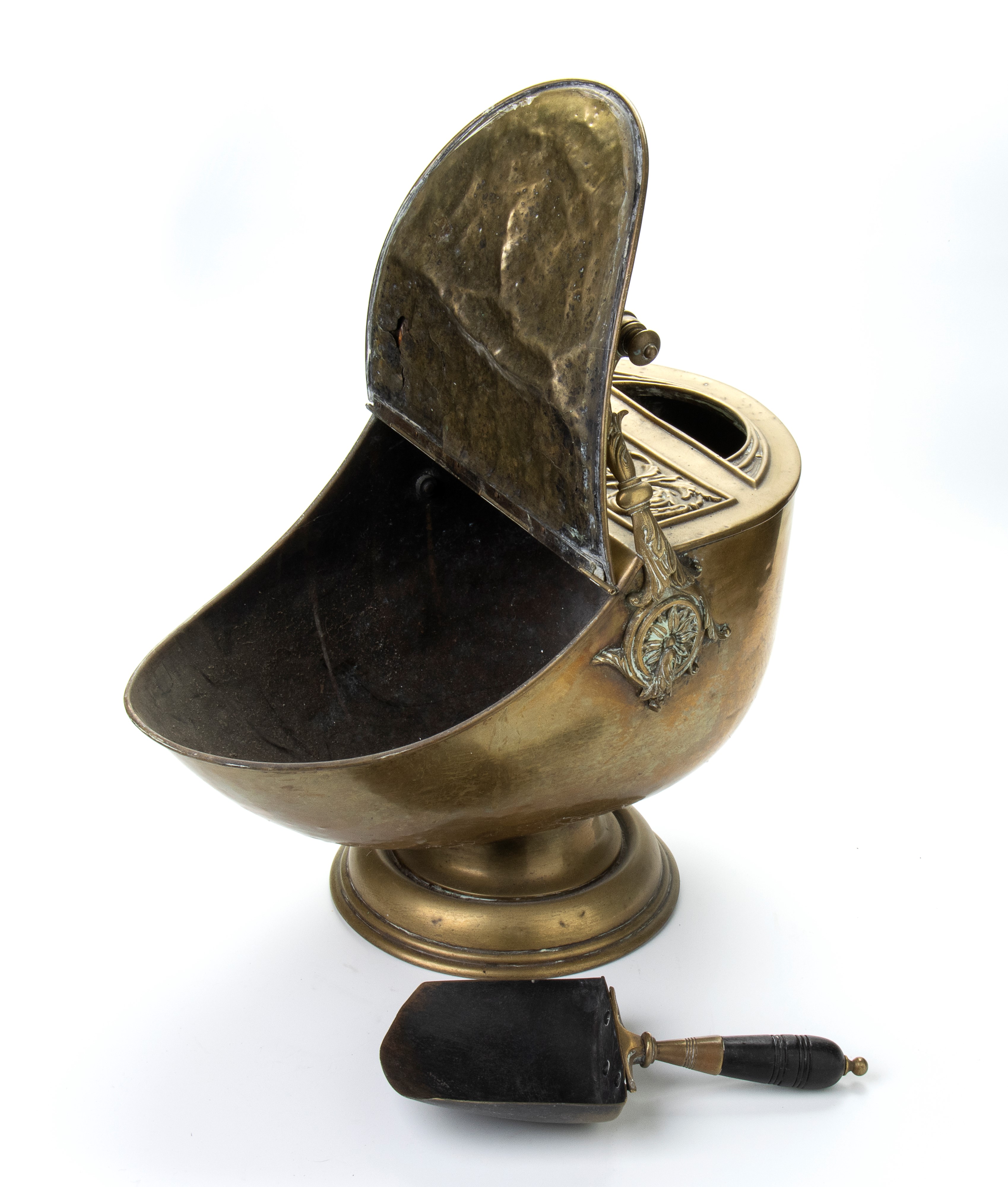 Tazza da carbonr art nouveau in ghisa e ottone a forma di elmo con decorazione a rilievo e manico...