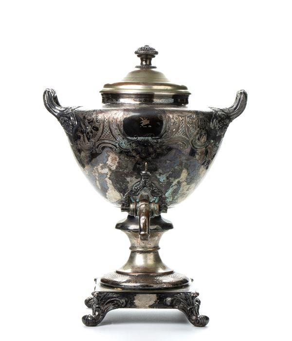 Samovar vittoriano in Sheffield con ricco decoro a sbalzo