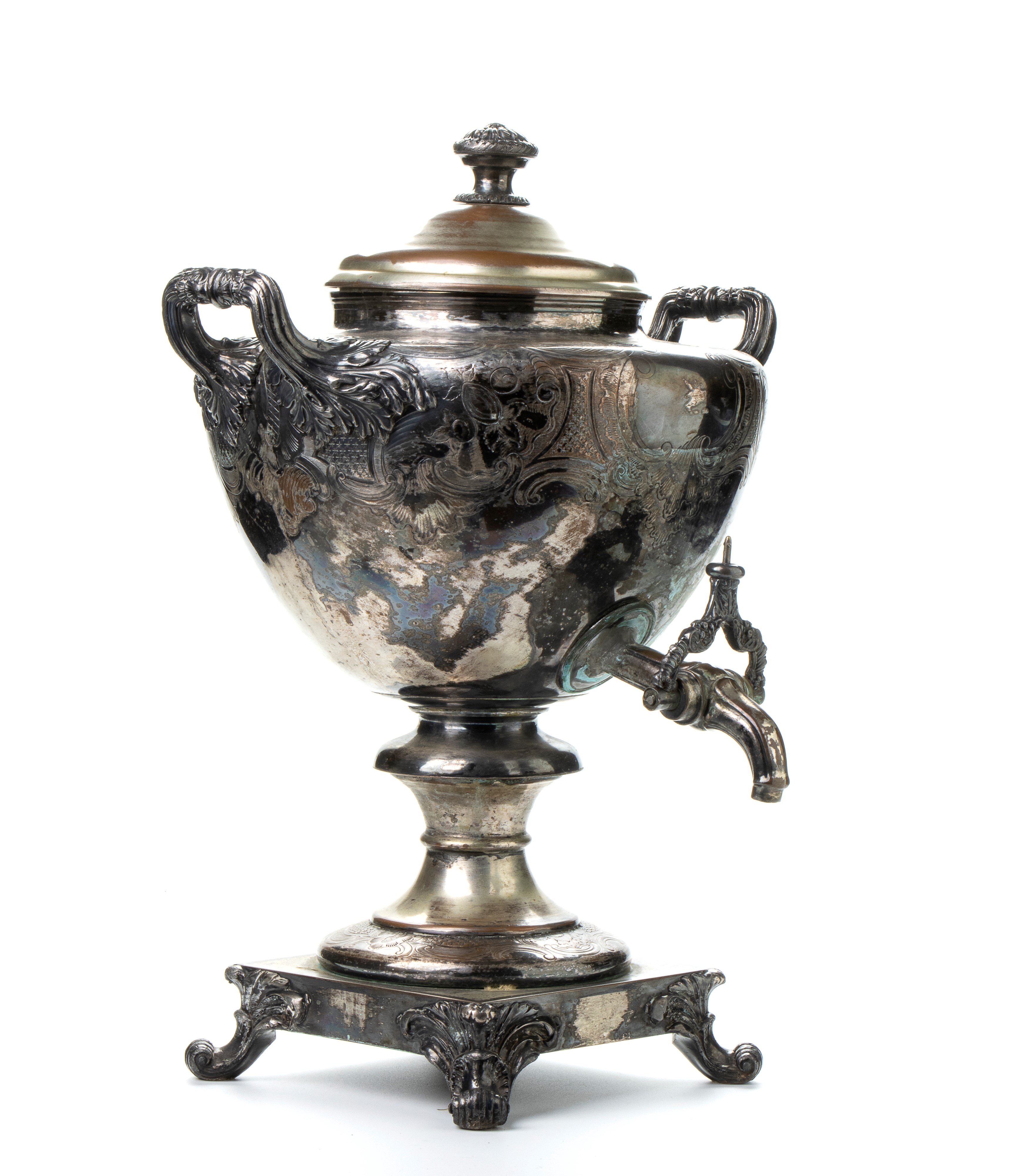 Samovar vittoriano in Sheffield con ricco decoro a sbalzo