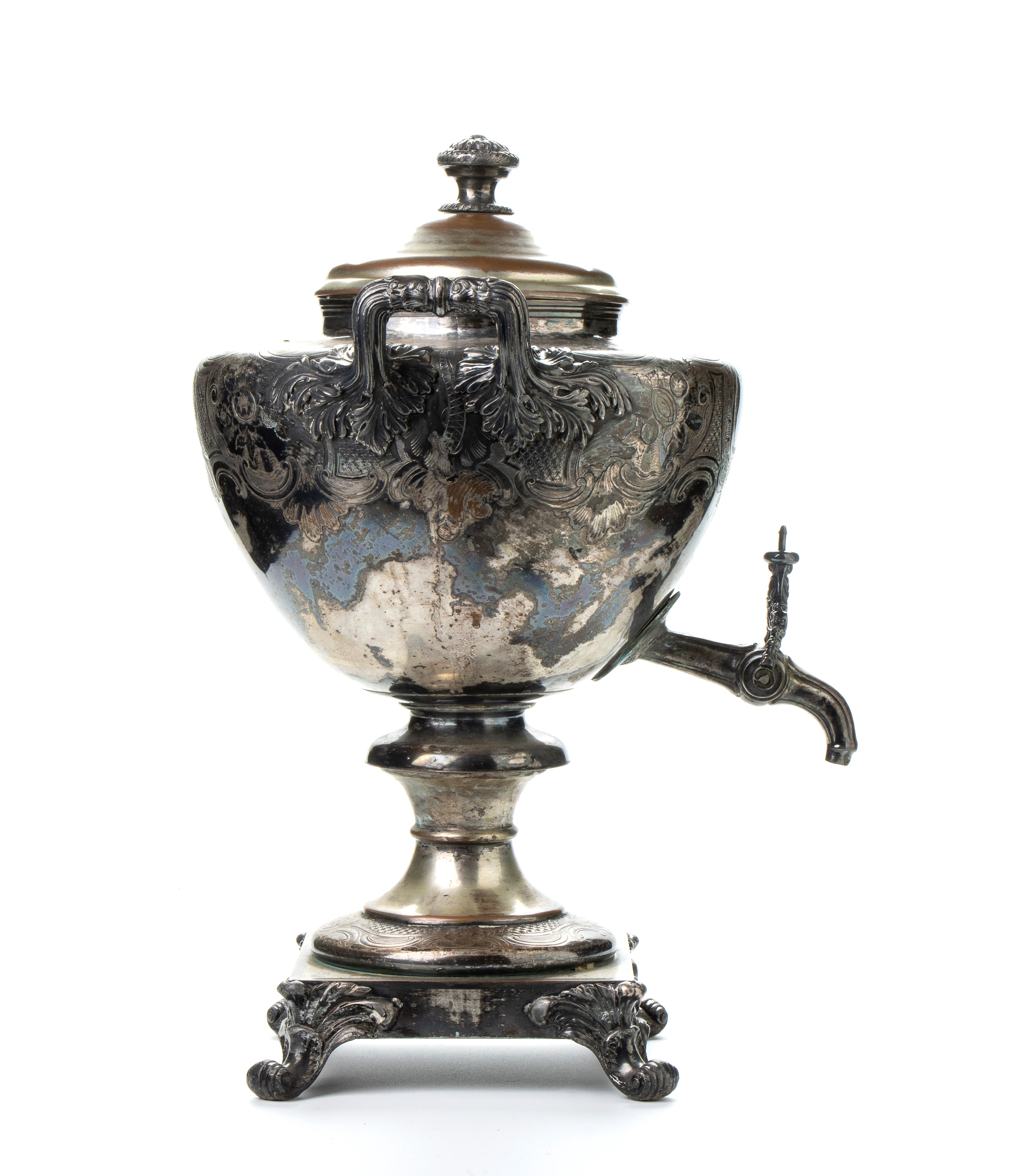 Samovar vittoriano in Sheffield con ricco decoro a sbalzo