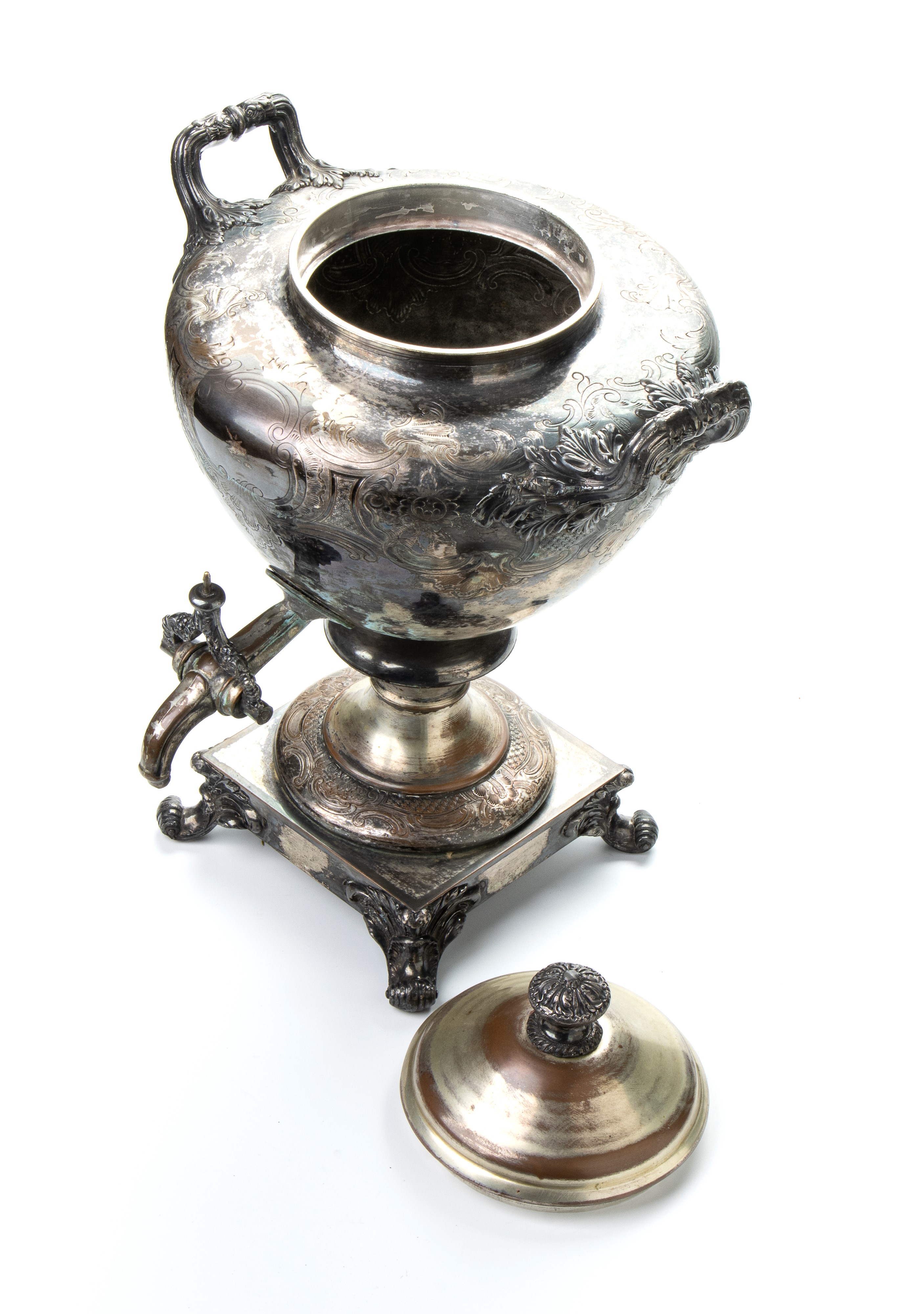Samovar vittoriano in Sheffield con ricco decoro a sbalzo