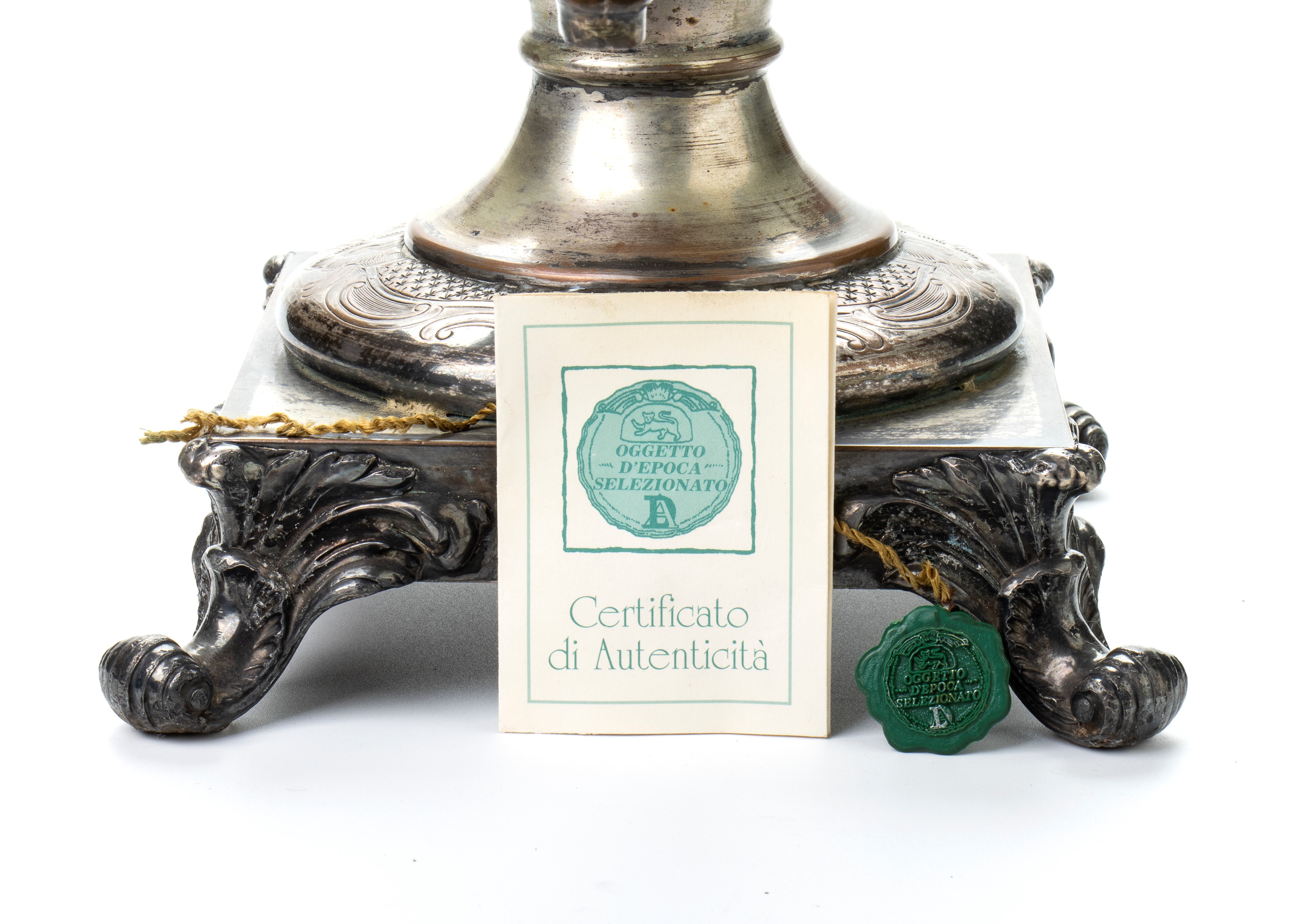 Samovar vittoriano in Sheffield con ricco decoro a sbalzo