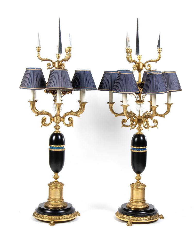Importante coppia di grandi lampade da tavolo in stile Impero con corpo in ottone dorato e legno ...