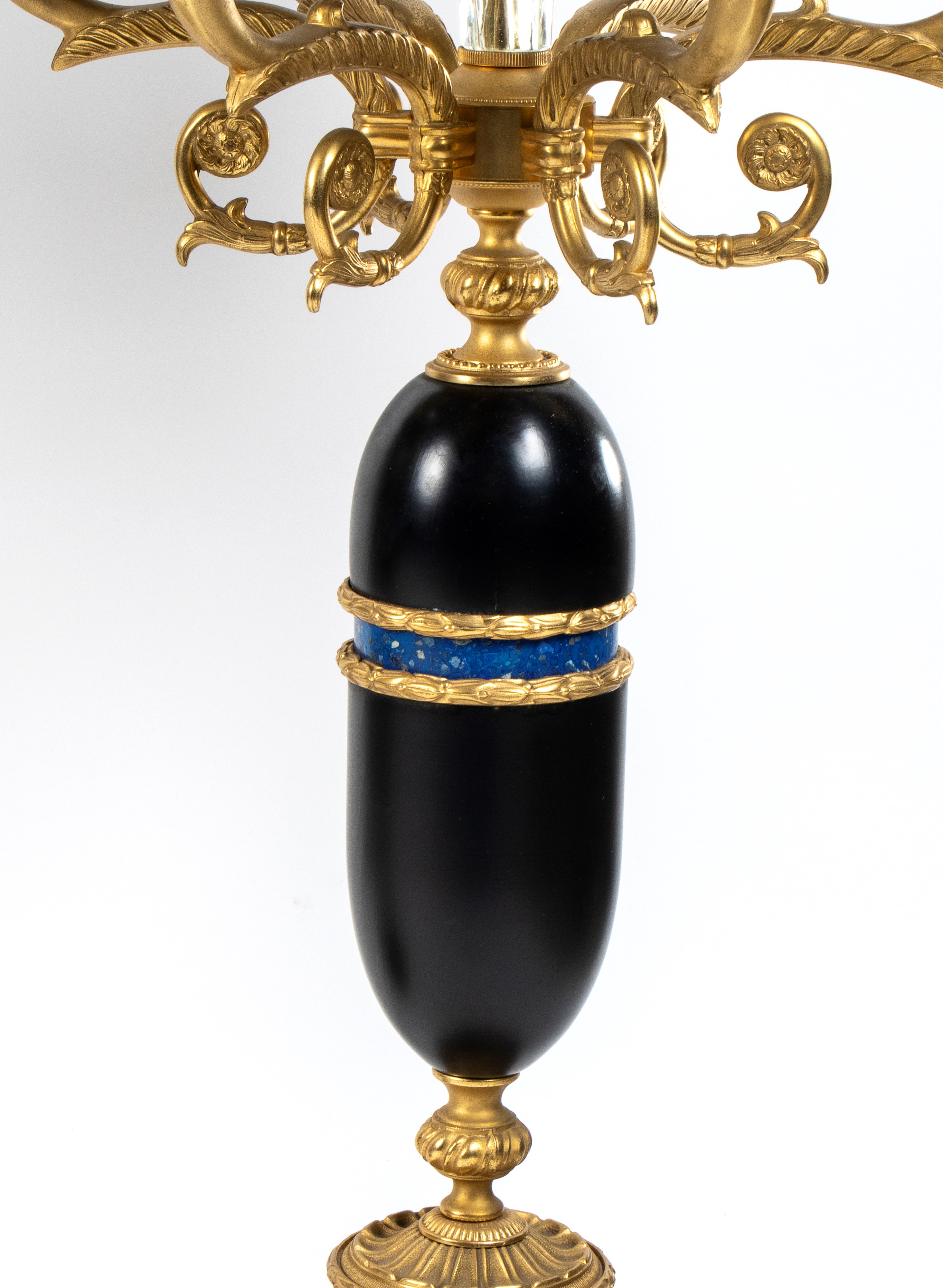 Importante coppia di grandi lampade da tavolo in stile Impero con corpo in ottone dorato e legno ...