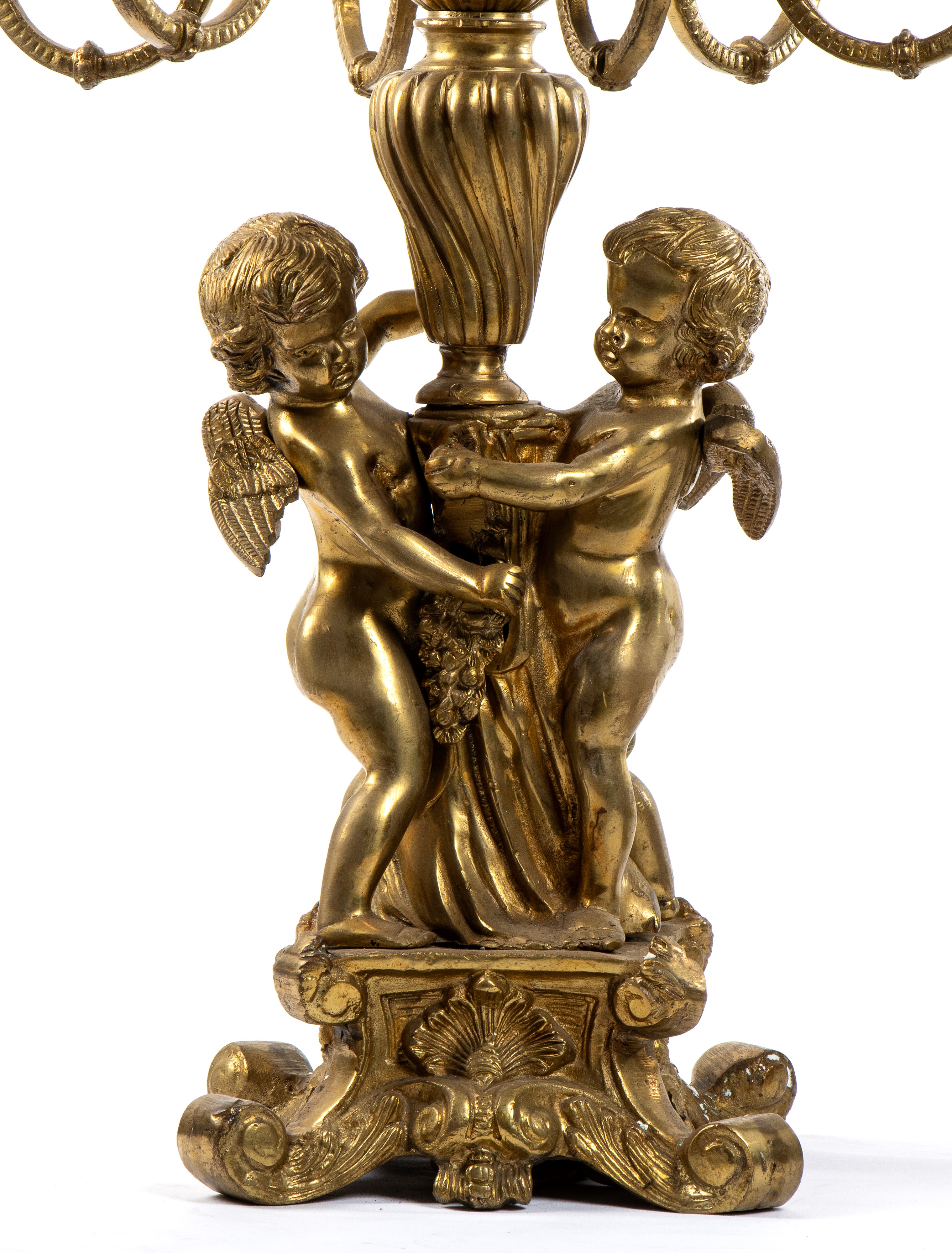 Coppia di candelieri a 9 luci in bronzo dorato e finemente cesellato con putti stanti a trattener...
