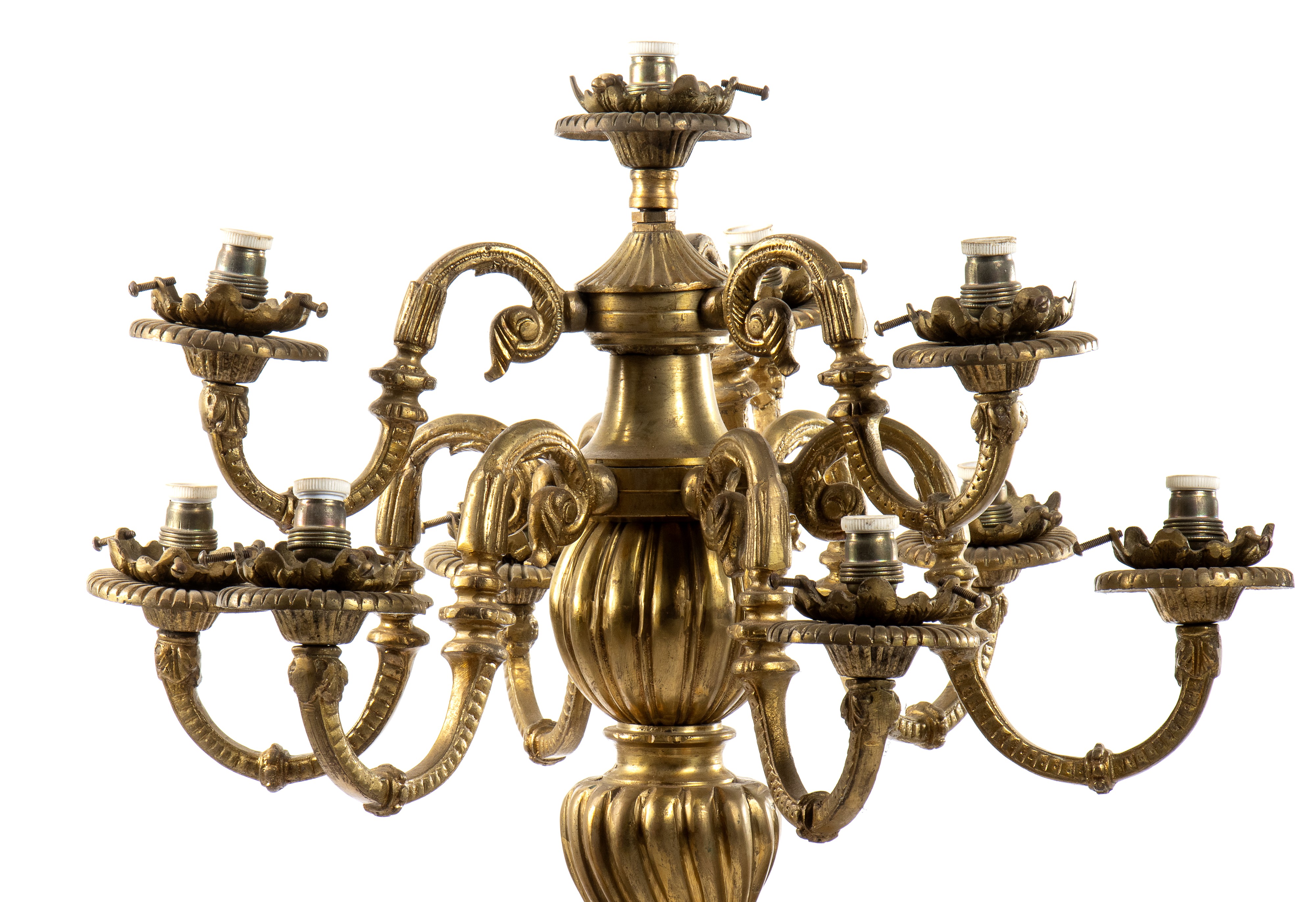 Coppia di candelieri a 9 luci in bronzo dorato e finemente cesellato con putti stanti a trattener...