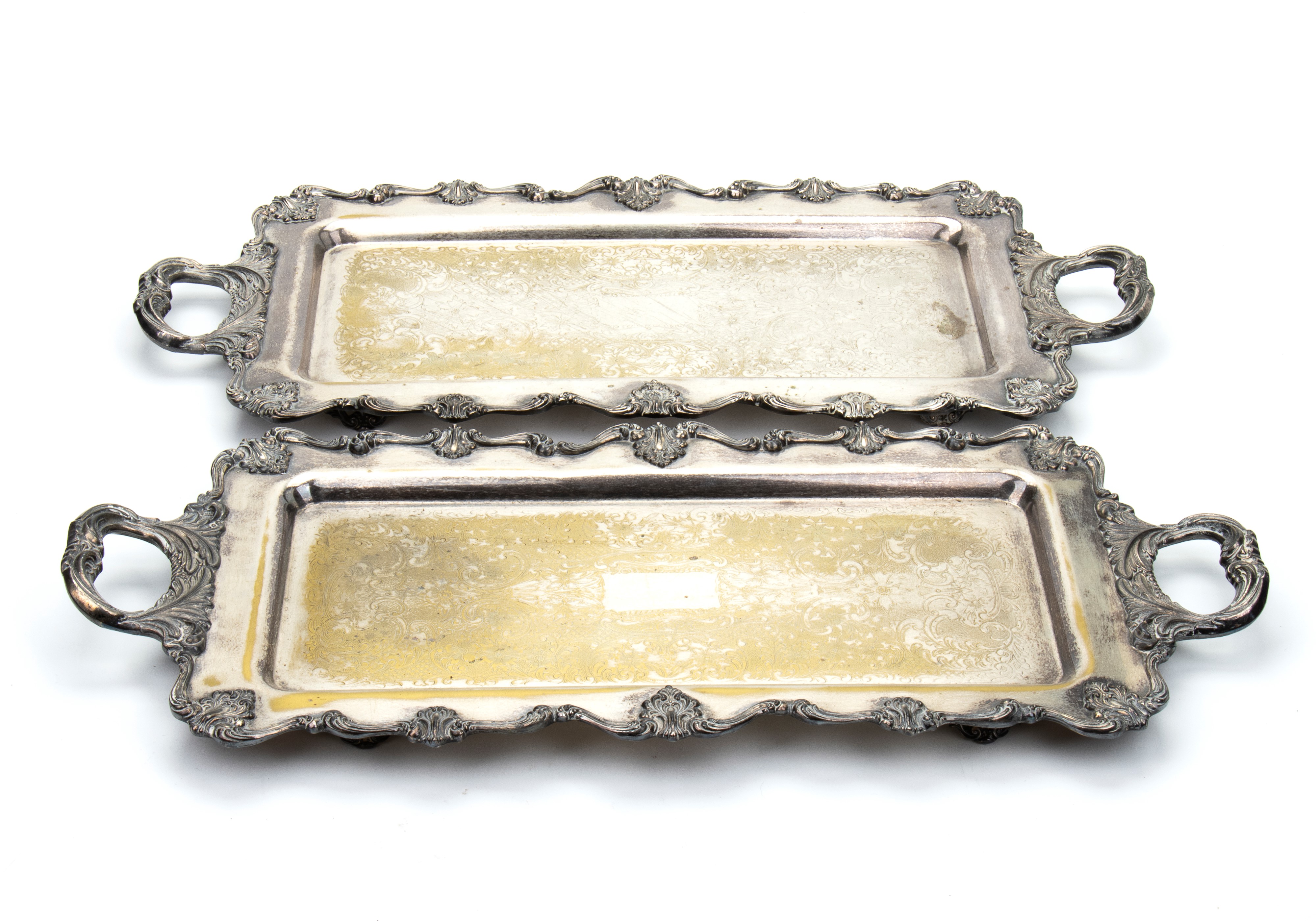 Coppia di vassoi rettangolari con grandi manici riccamente intarsiati l centro con bordo mistilin...